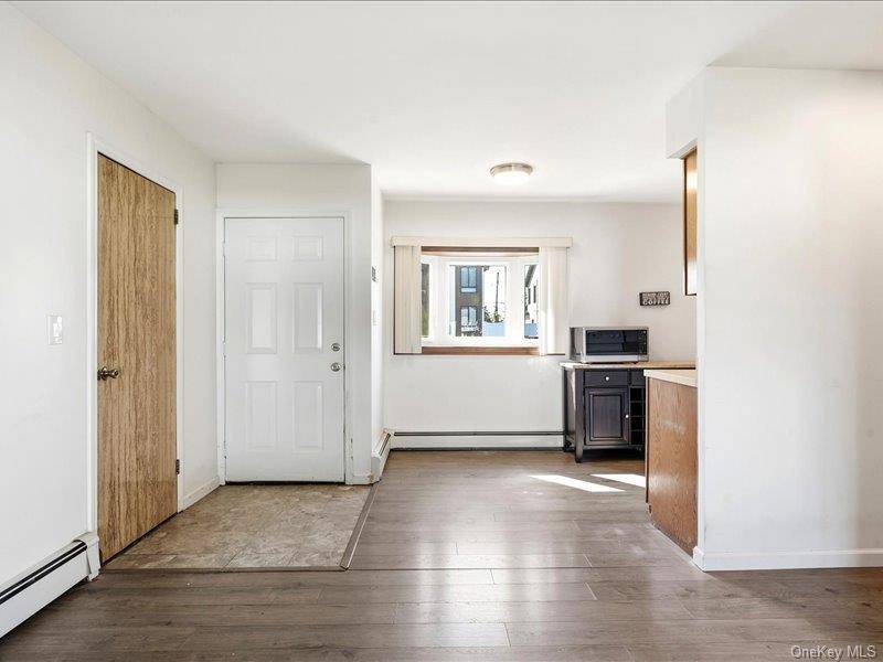11 Hoover LN, Bethpage, NY 11714