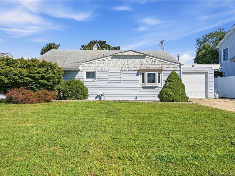 11 Hoover LN, Bethpage, NY 11714