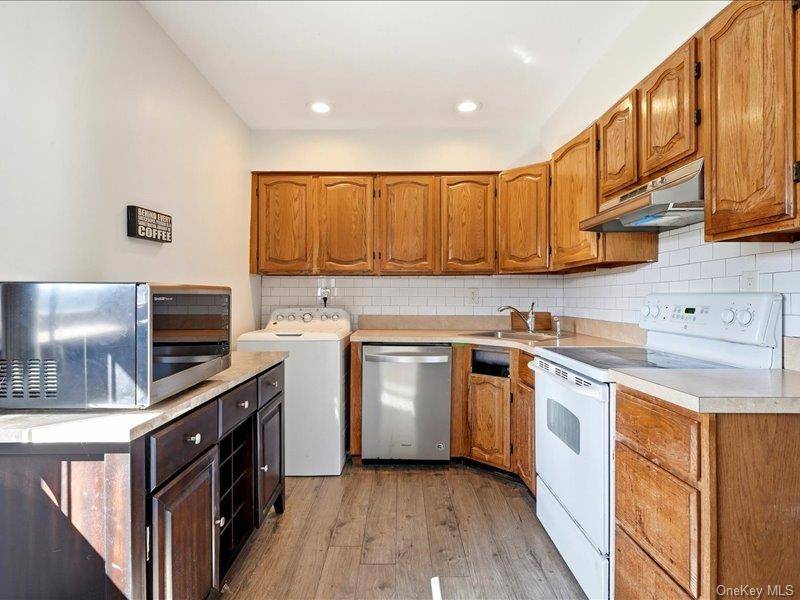 11 Hoover LN, Bethpage, NY 11714