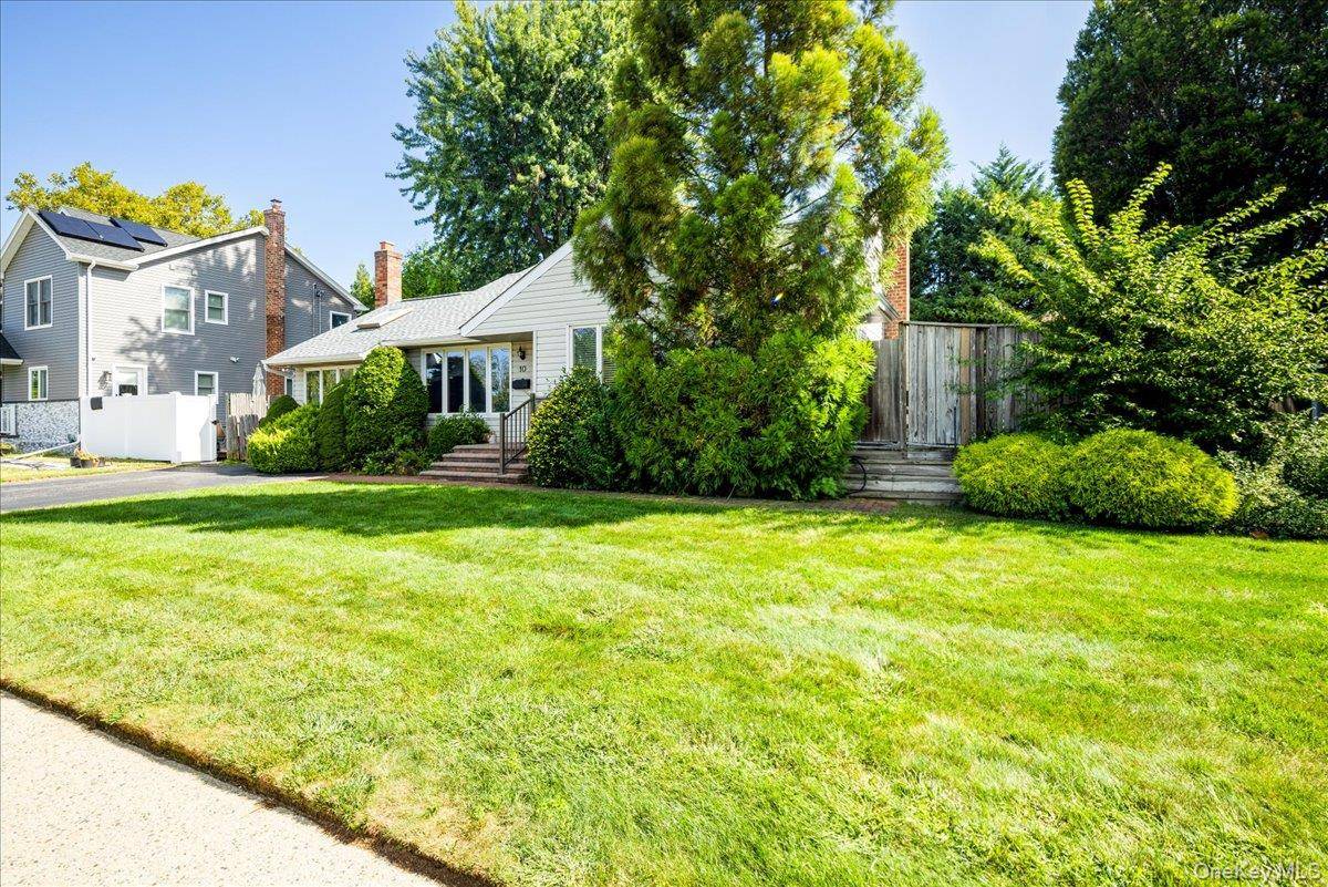 10 Seneca DR, Massapequa, NY 11758