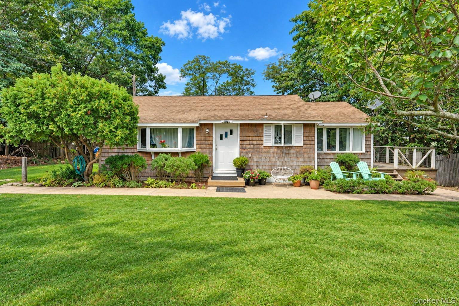 4 Holzman DR, Hampton Bays, NY 11946