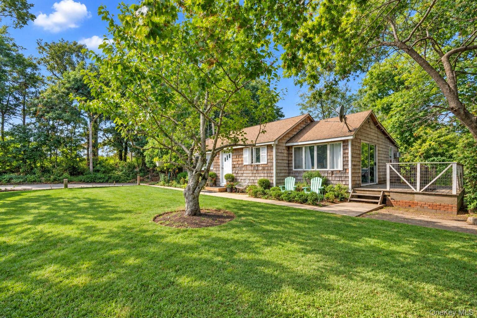4 Holzman DR, Hampton Bays, NY 11946