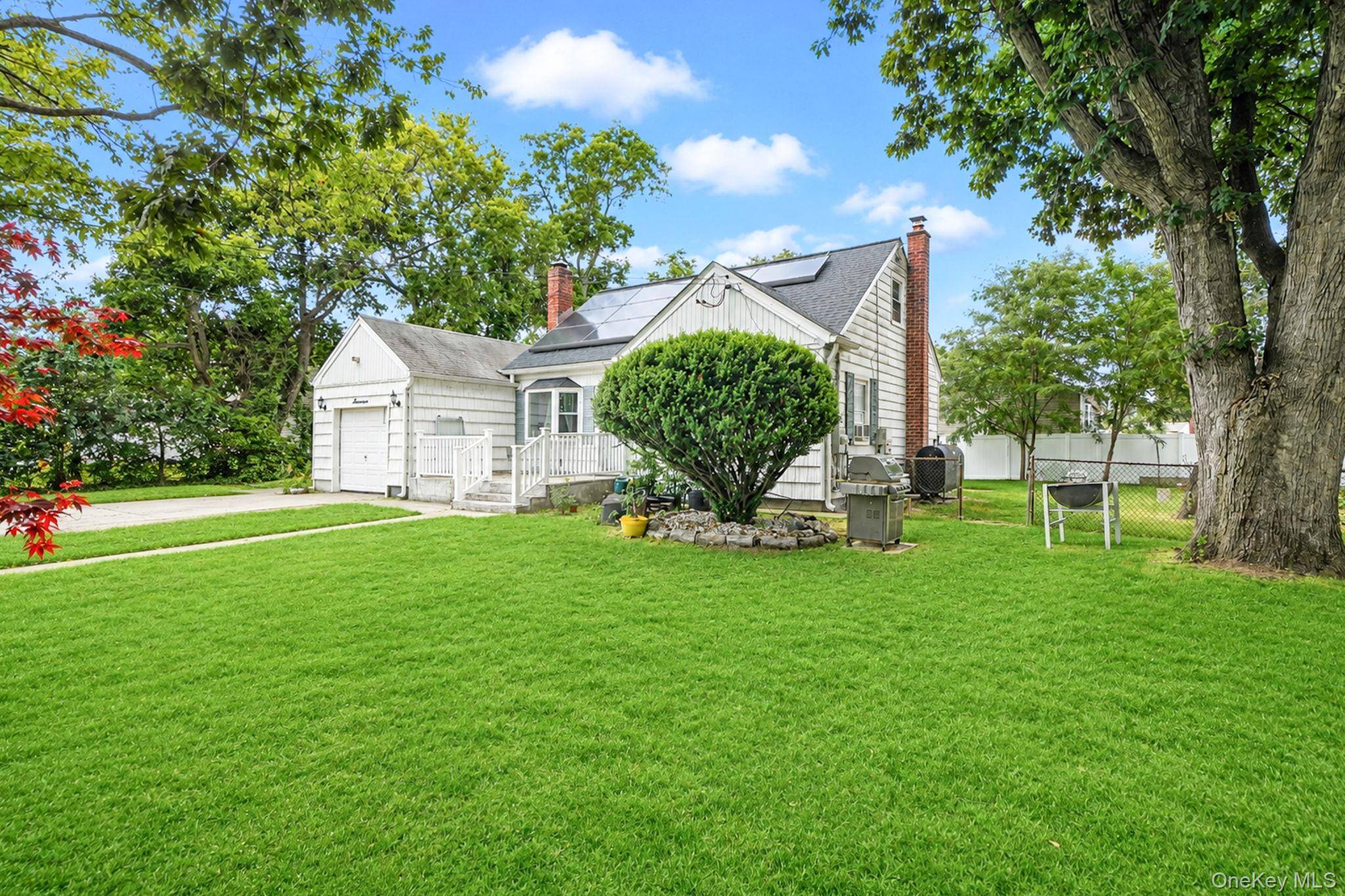 17 Maple ST, Brentwood, NY 11717