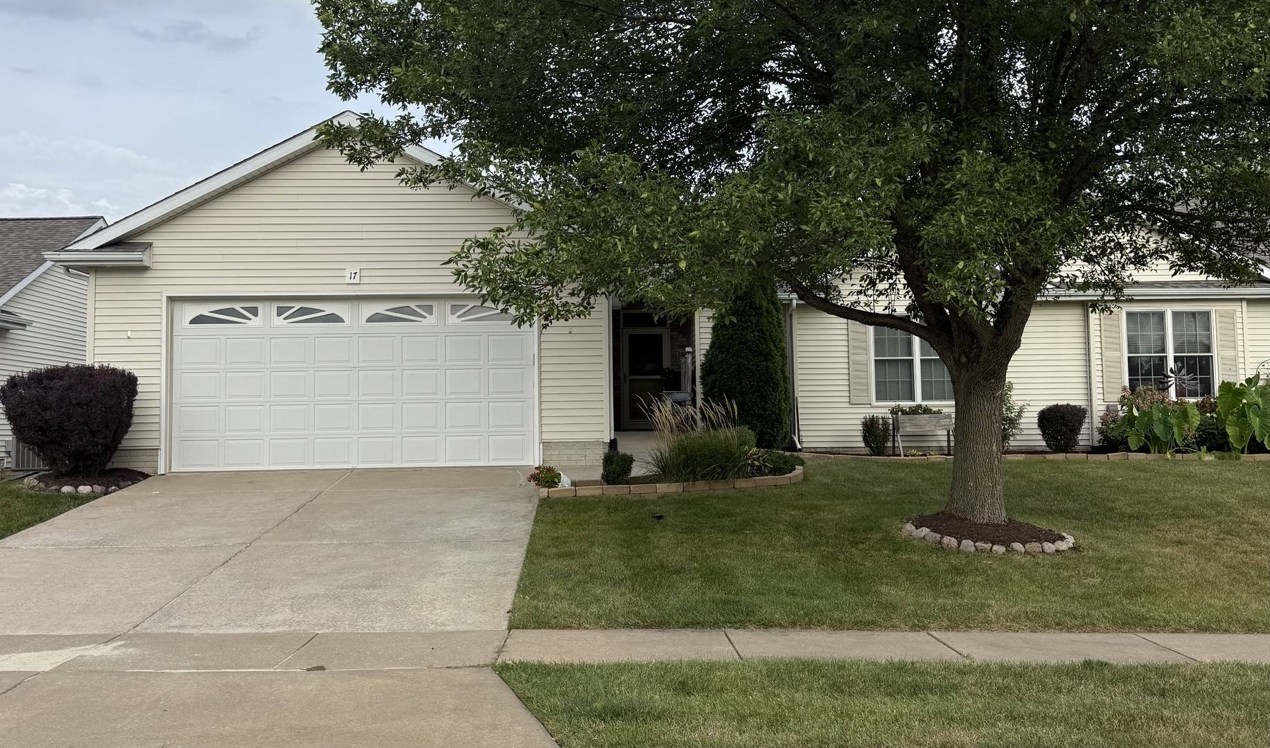17 Madison CIR #17, Davenport, IA 52806