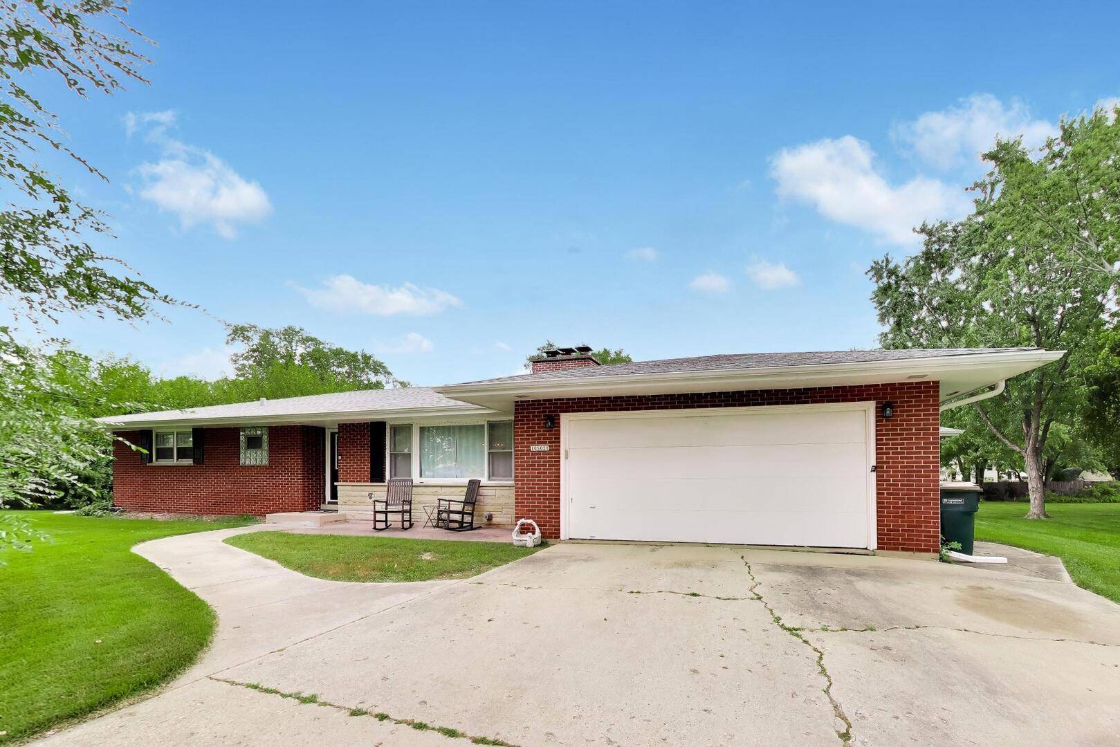 10S021 Plainfield Naperville RD, Naperville, IL 60564