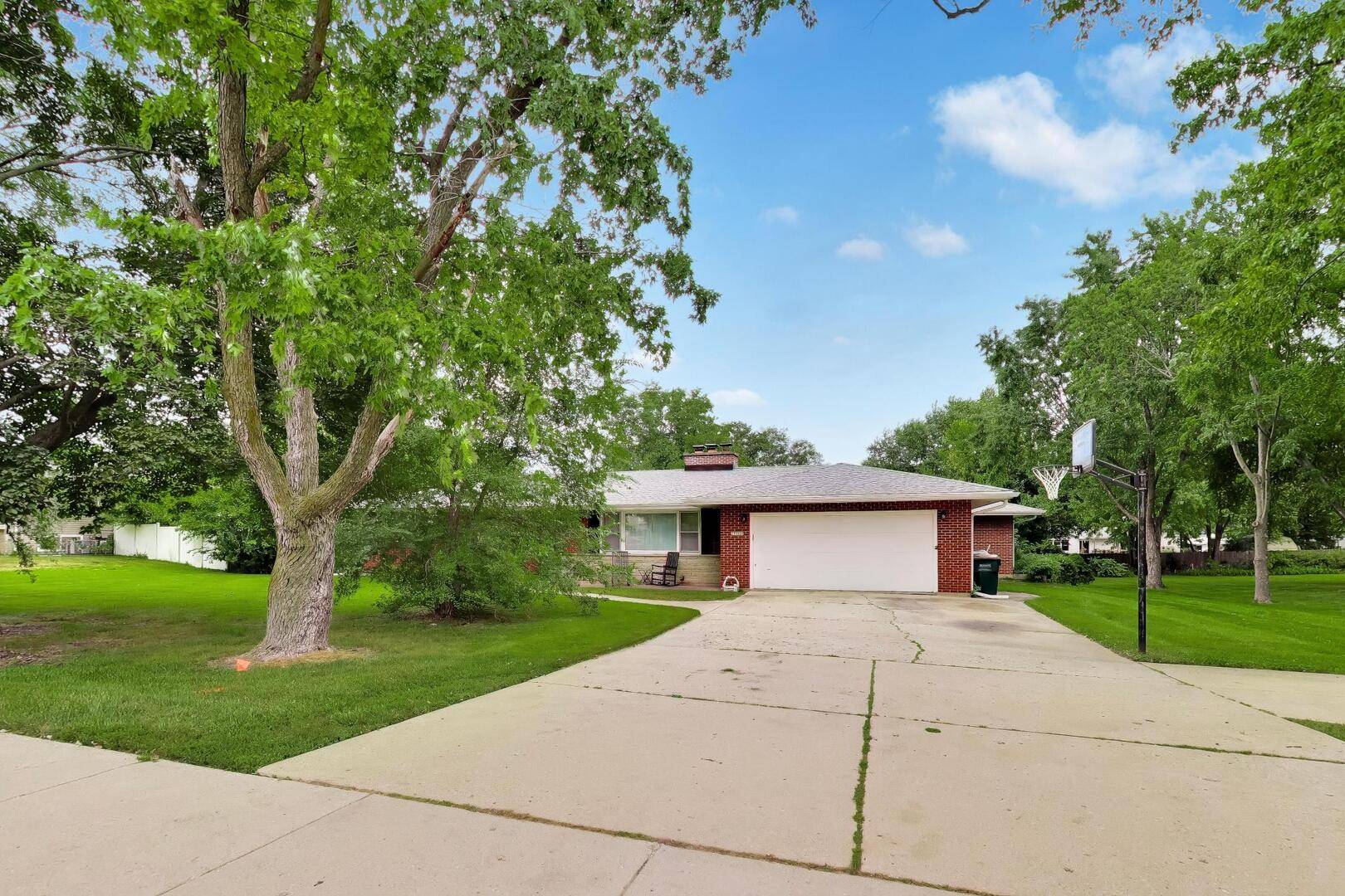 10S021 Plainfield Naperville RD, Naperville, IL 60564