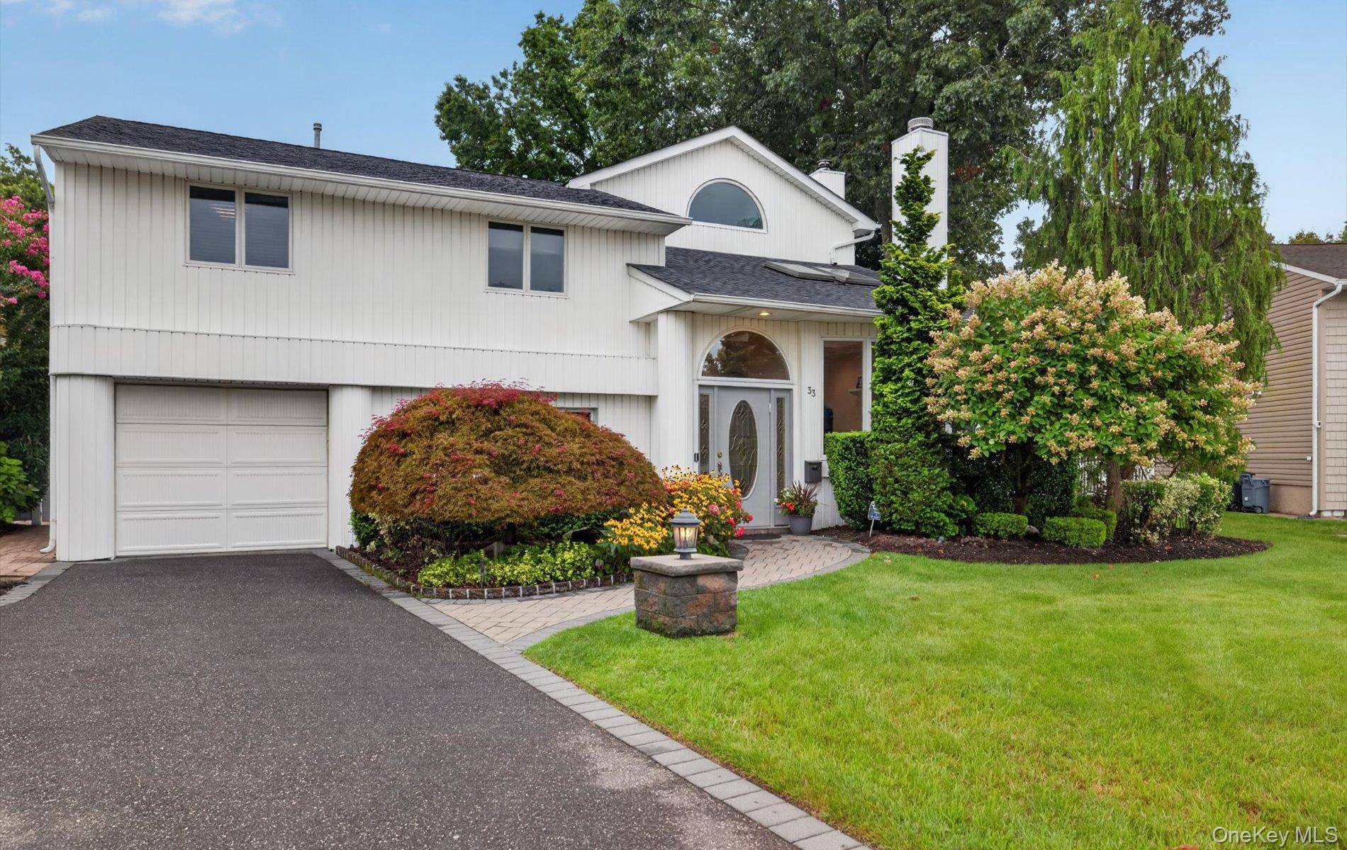 33 Phipps LN, Plainview, NY 11803