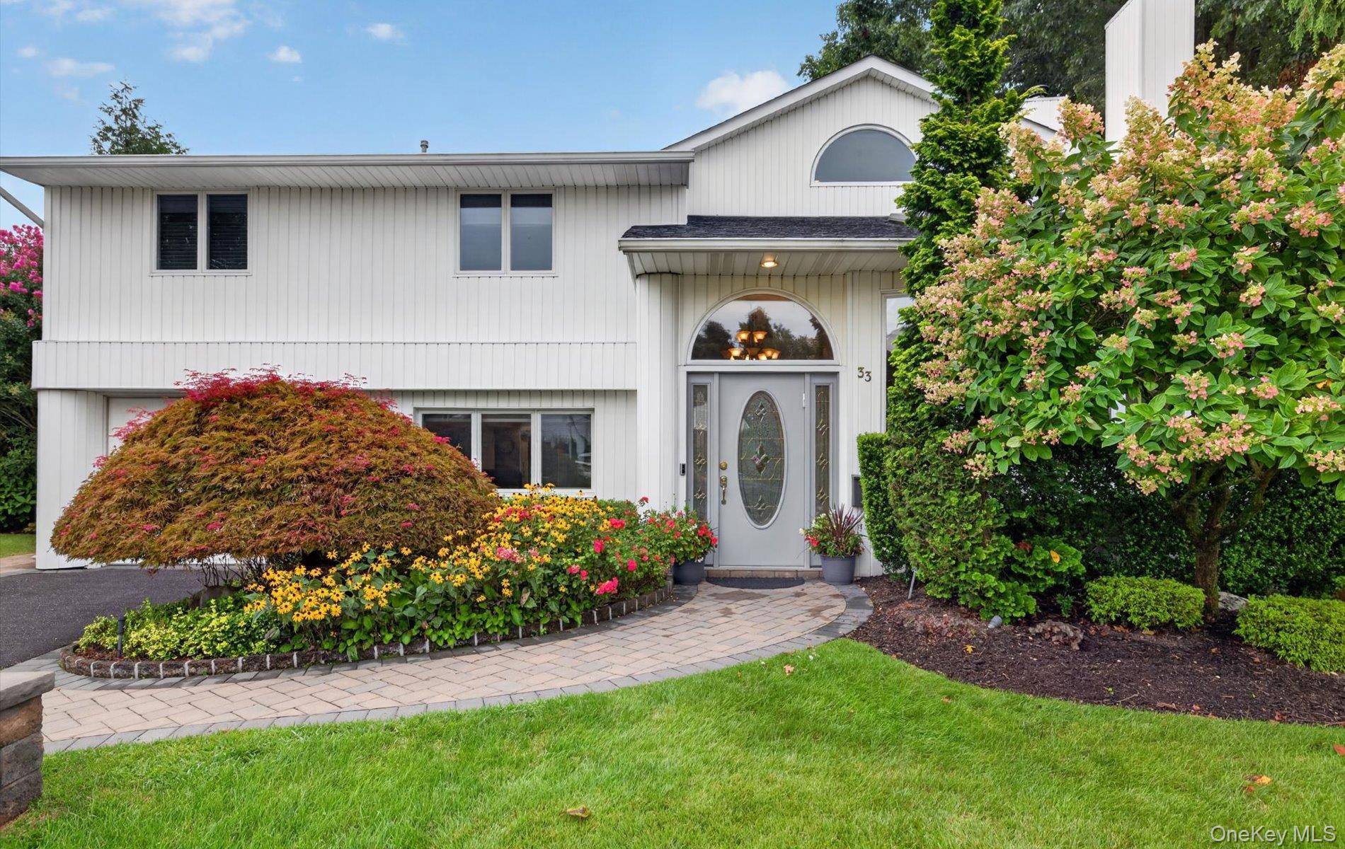 33 Phipps LN, Plainview, NY 11803