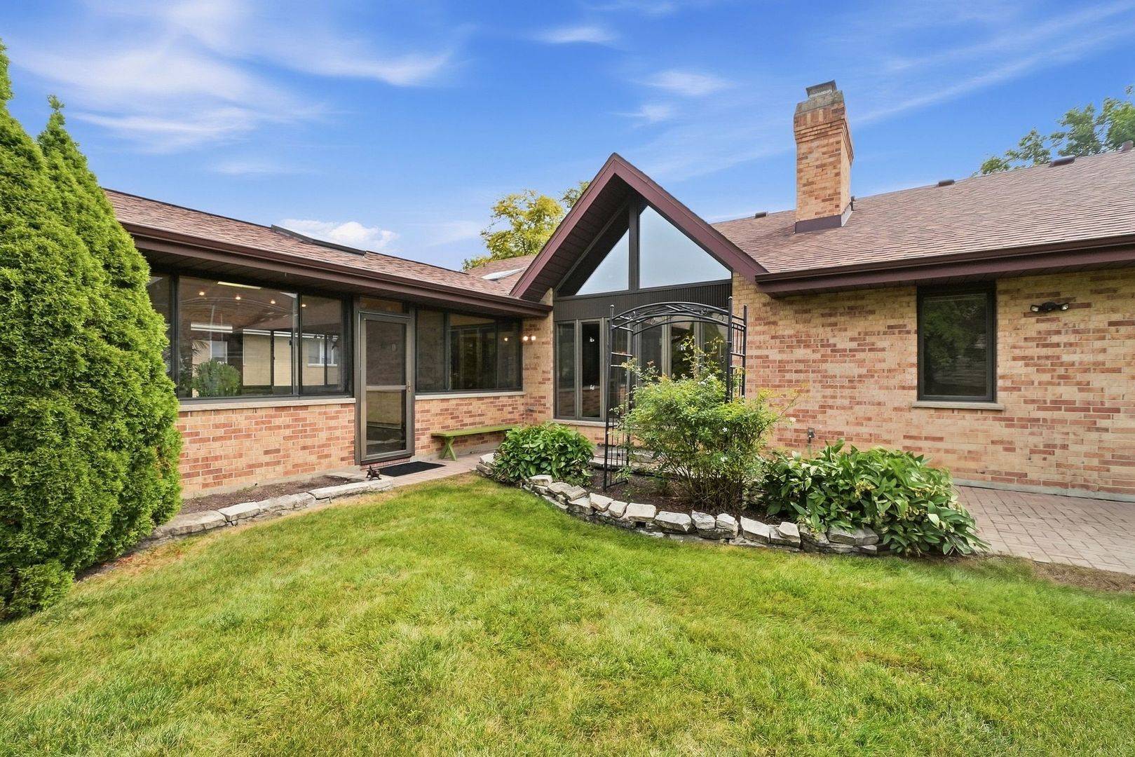 254 Wood Glen LN, Oak Brook, IL 60523