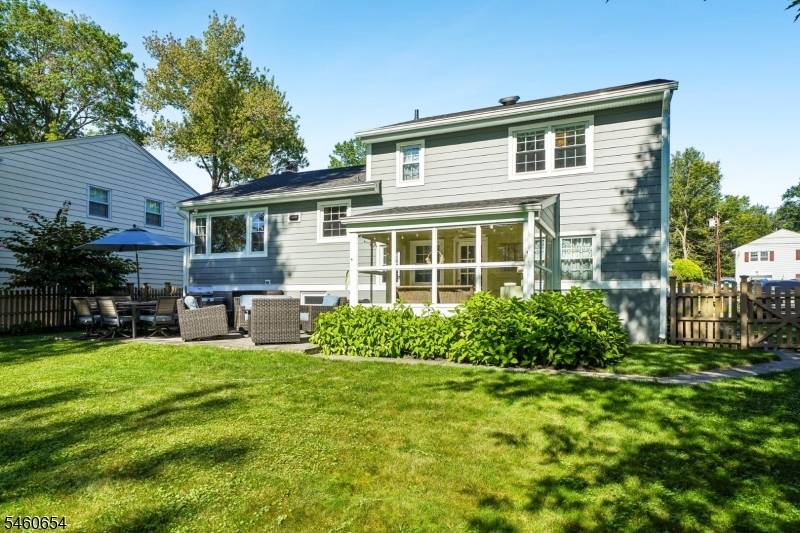 10 Hampton Ter, Livingston Twp., NJ 07039