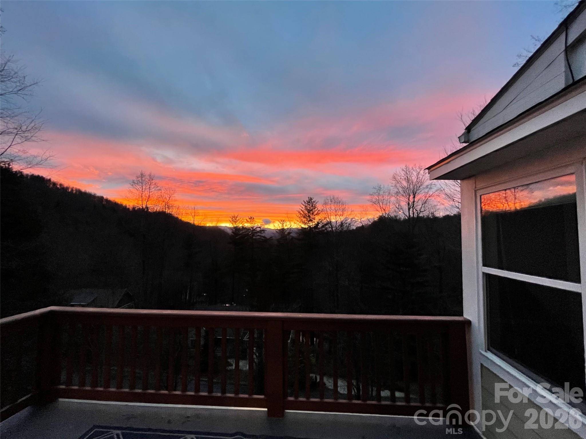 115 Flameleaf LN, Laurel Park, NC 28739