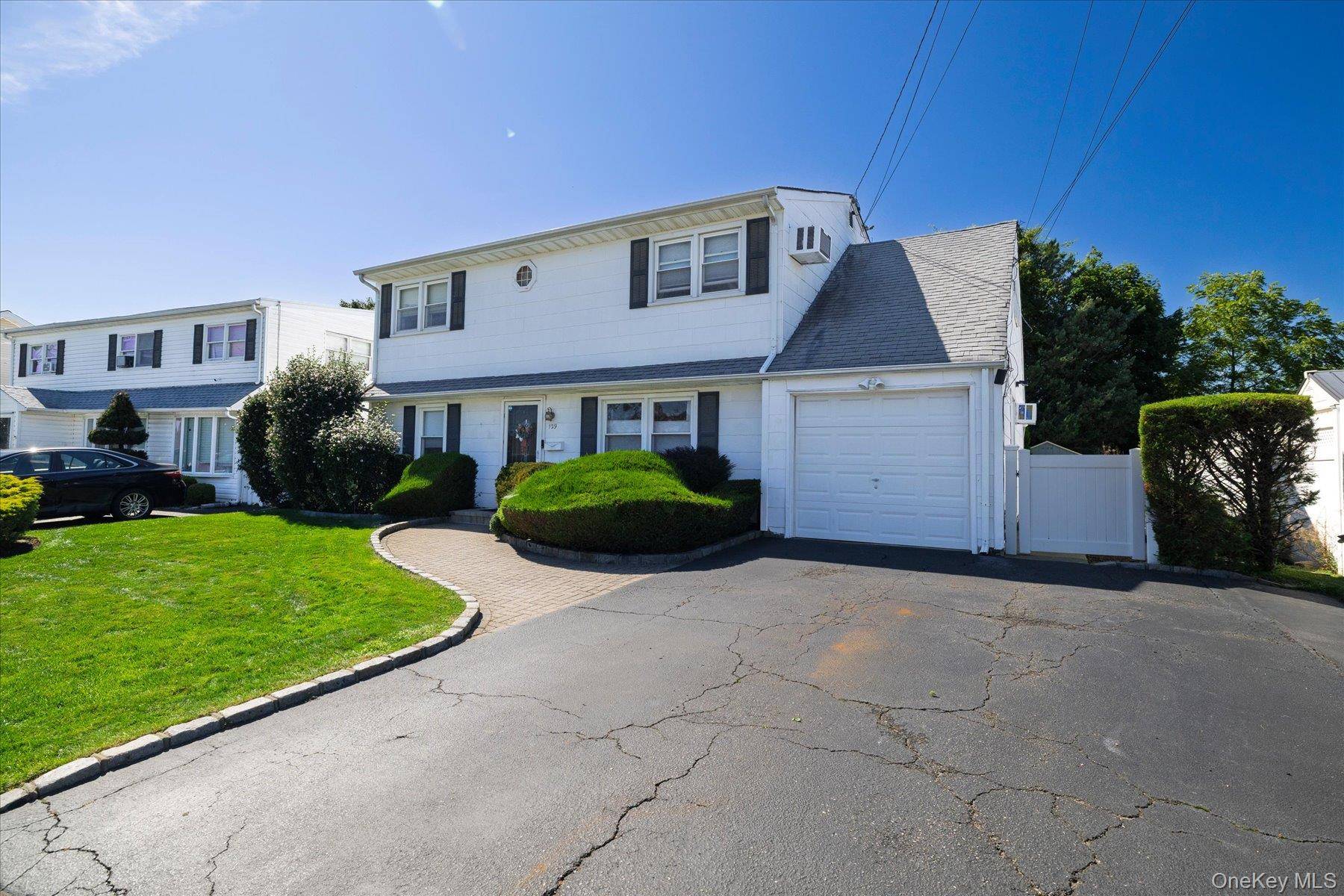 129 Arlyn DR, Massapequa, NY 11758