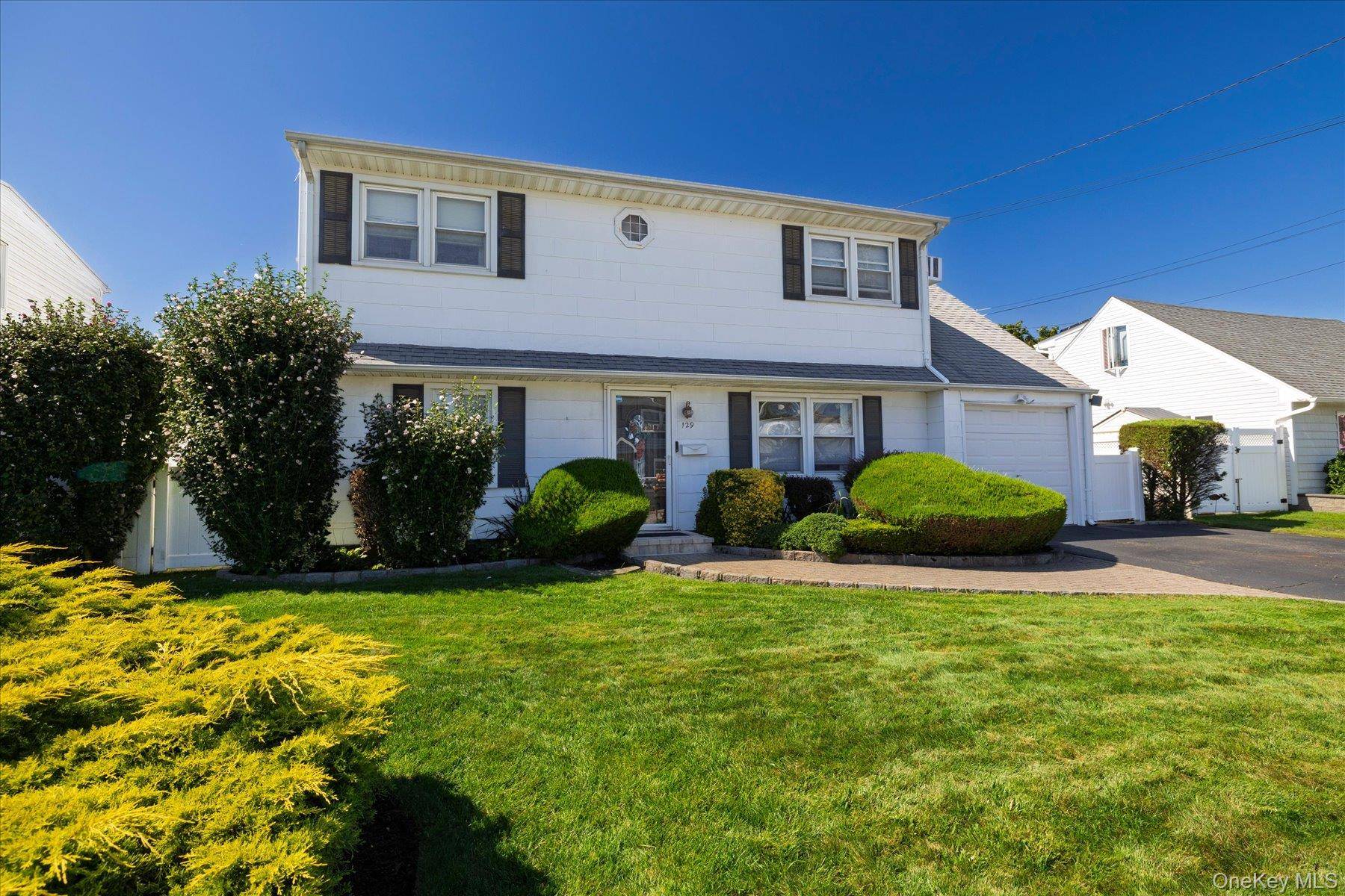129 Arlyn DR, Massapequa, NY 11758