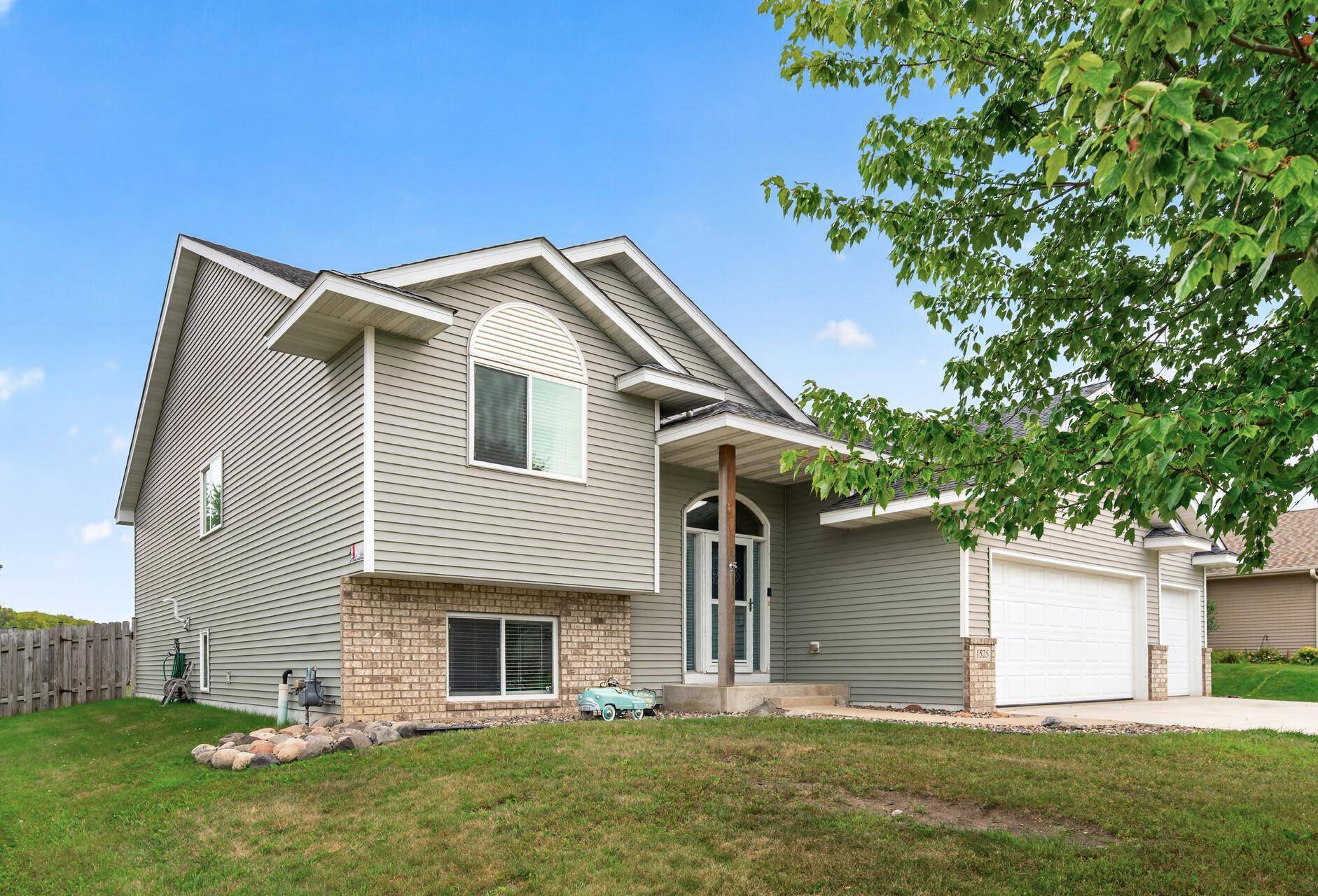 1525 English AVE NW, New Prague, MN 56071