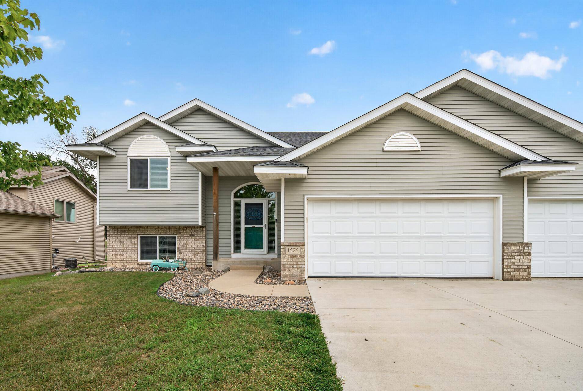 1525 English AVE NW, New Prague, MN 56071