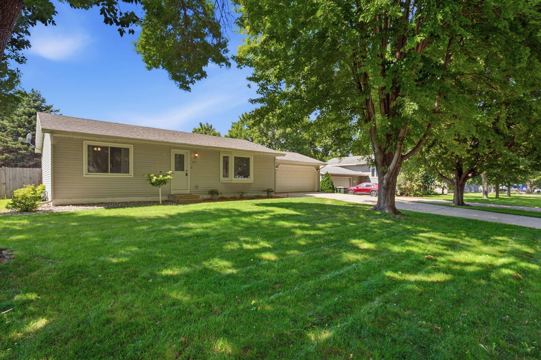 1217 27th ST NW, Willmar, MN 56201