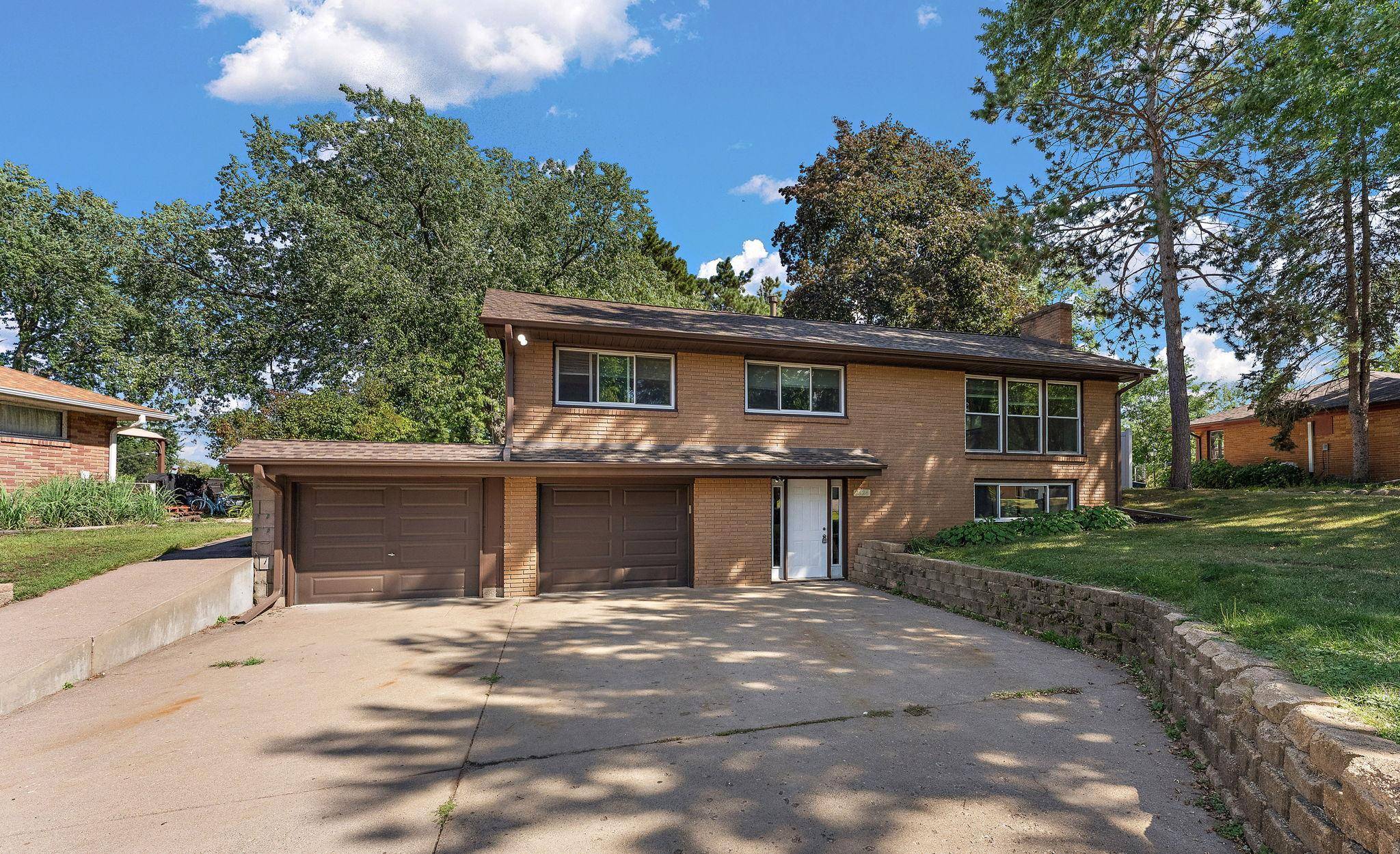 2624 Bittersweet LN, Maplewood, MN 55109