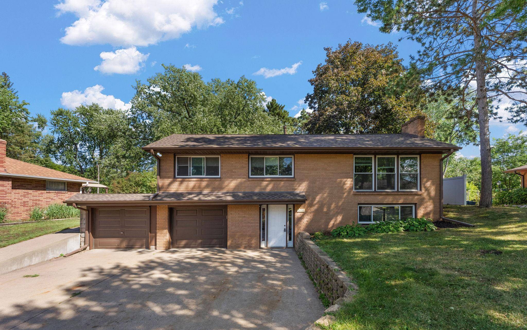 2624 Bittersweet LN, Maplewood, MN 55109