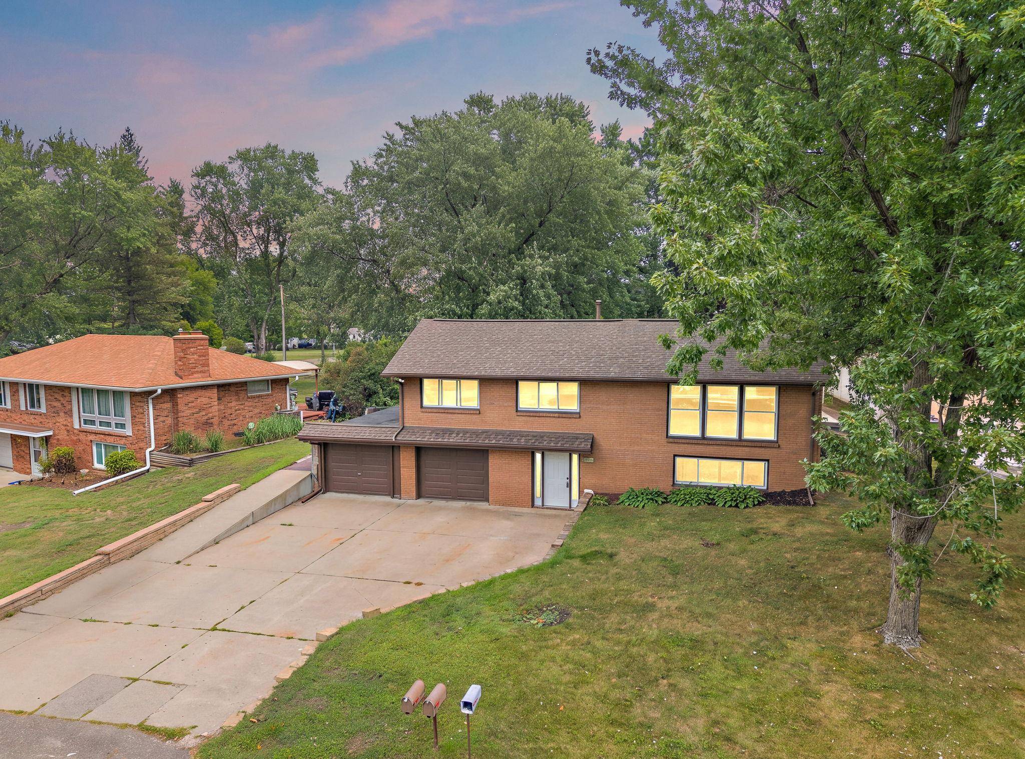 2624 Bittersweet LN, Maplewood, MN 55109