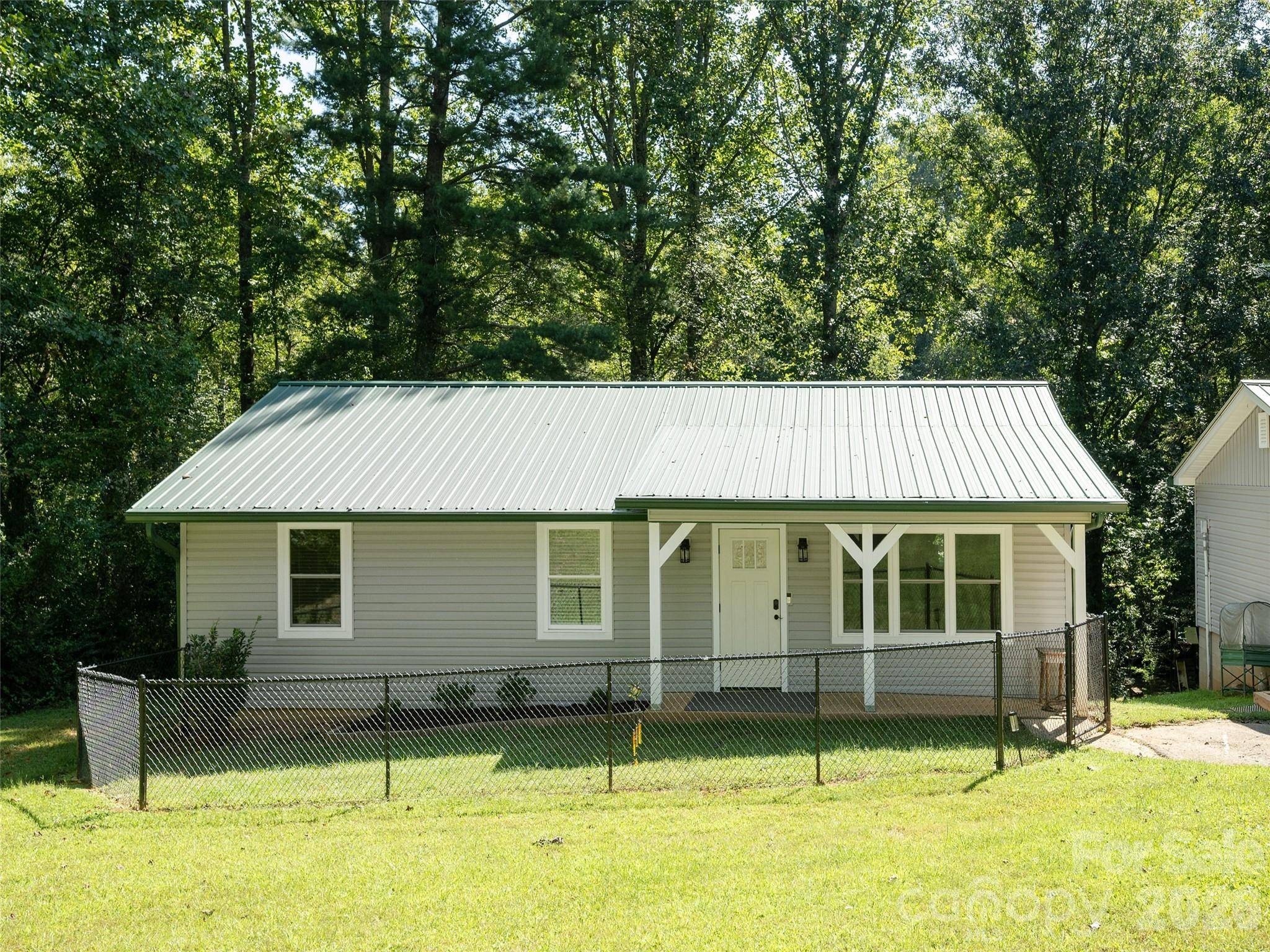 4103 Turnpike RD, Horse Shoe, NC 28742