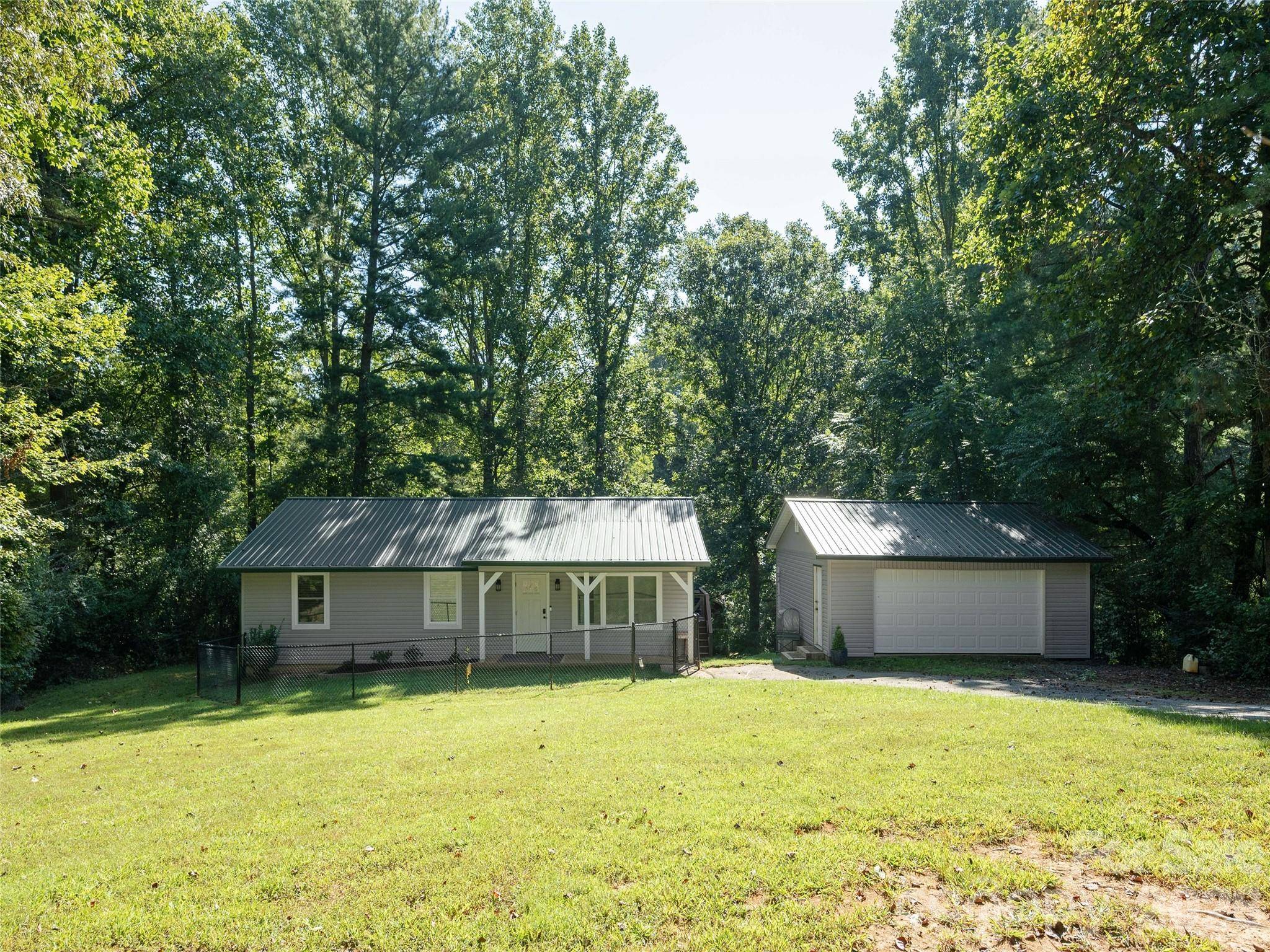 4103 Turnpike RD, Horse Shoe, NC 28742