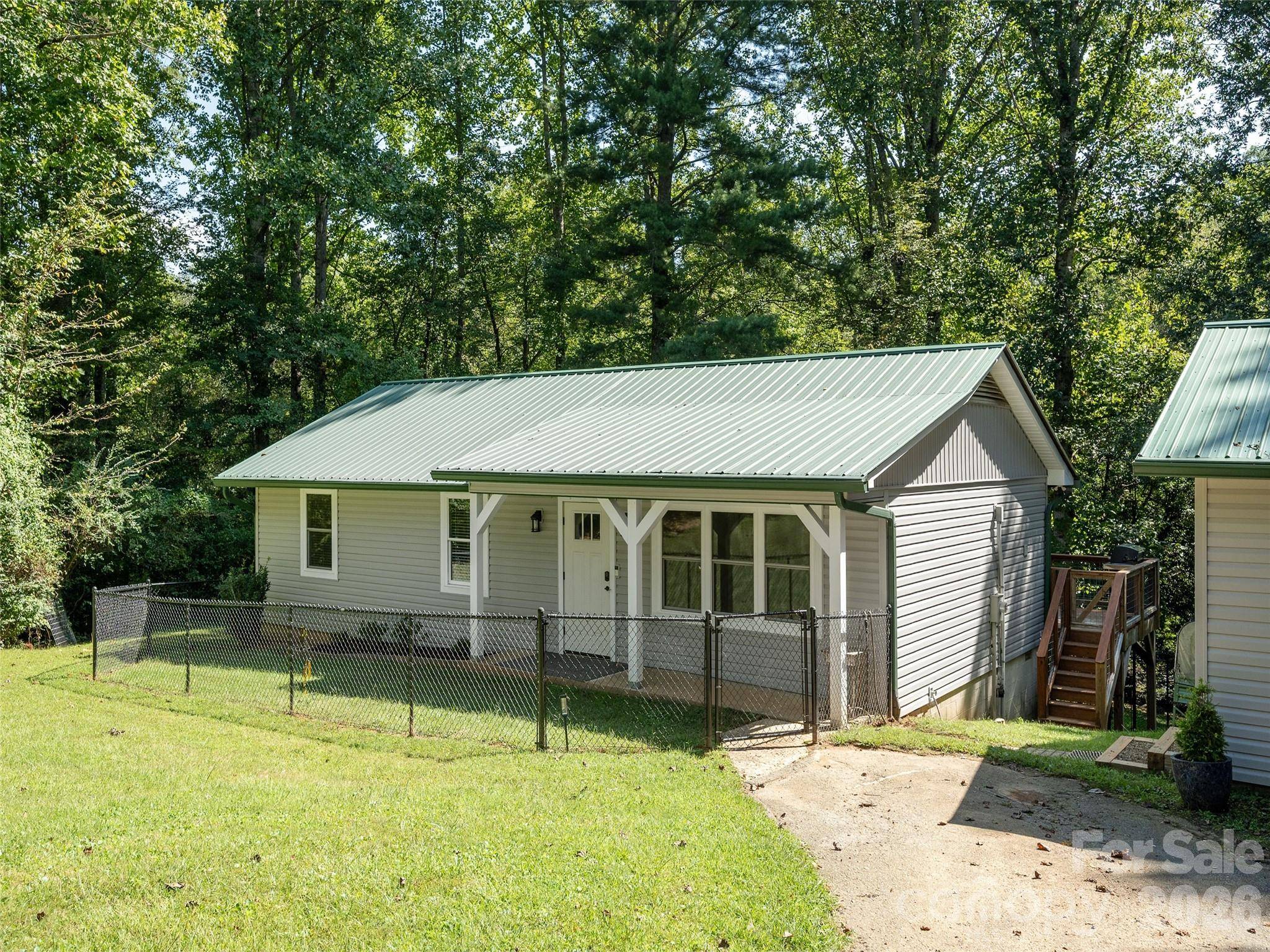 4103 Turnpike RD, Horse Shoe, NC 28742