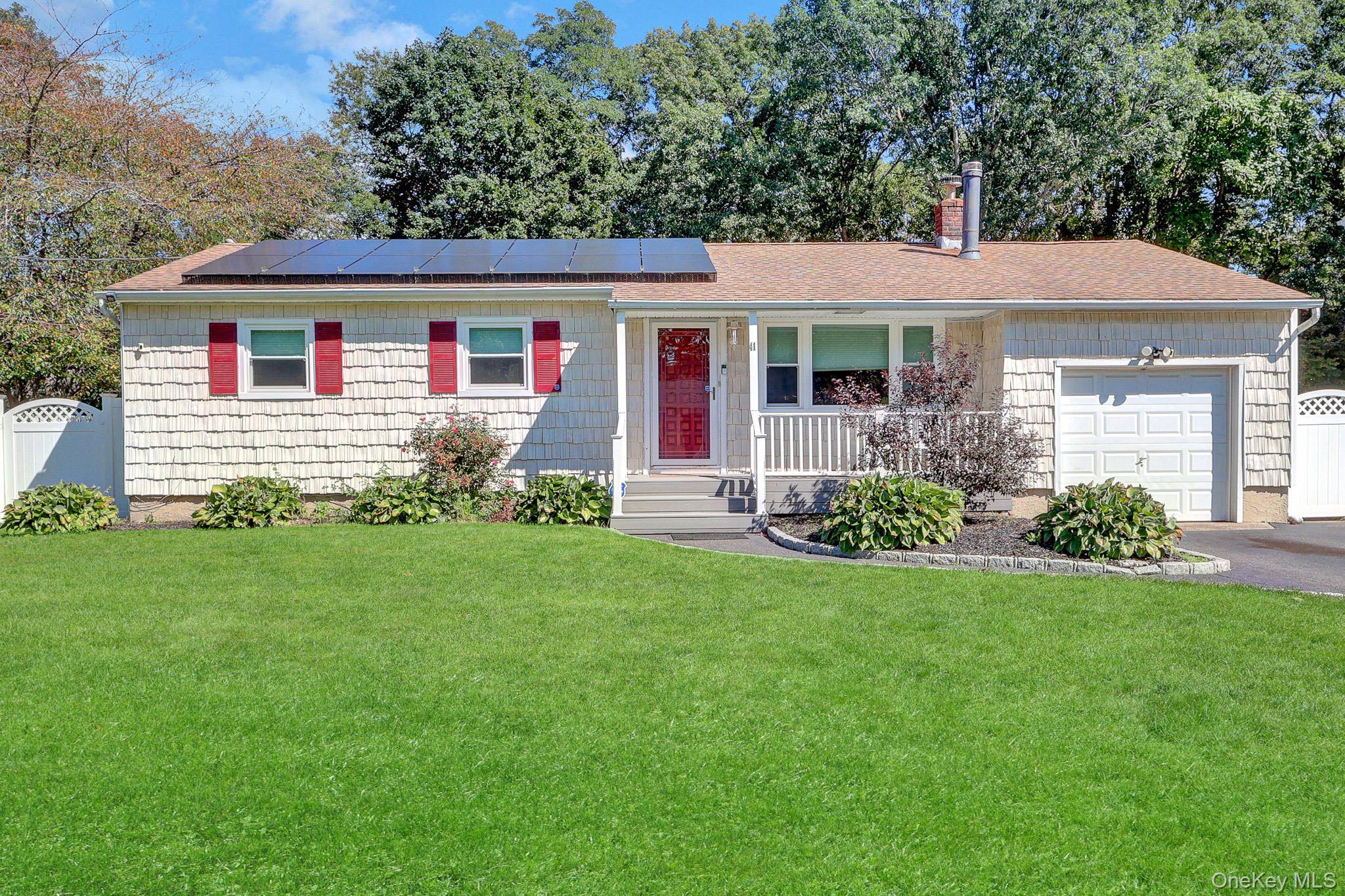41 Hopes AVE, Holtsville, NY 11742