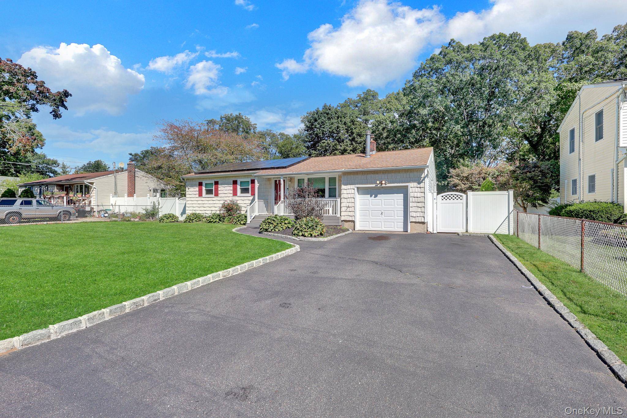 41 Hopes AVE, Holtsville, NY 11742