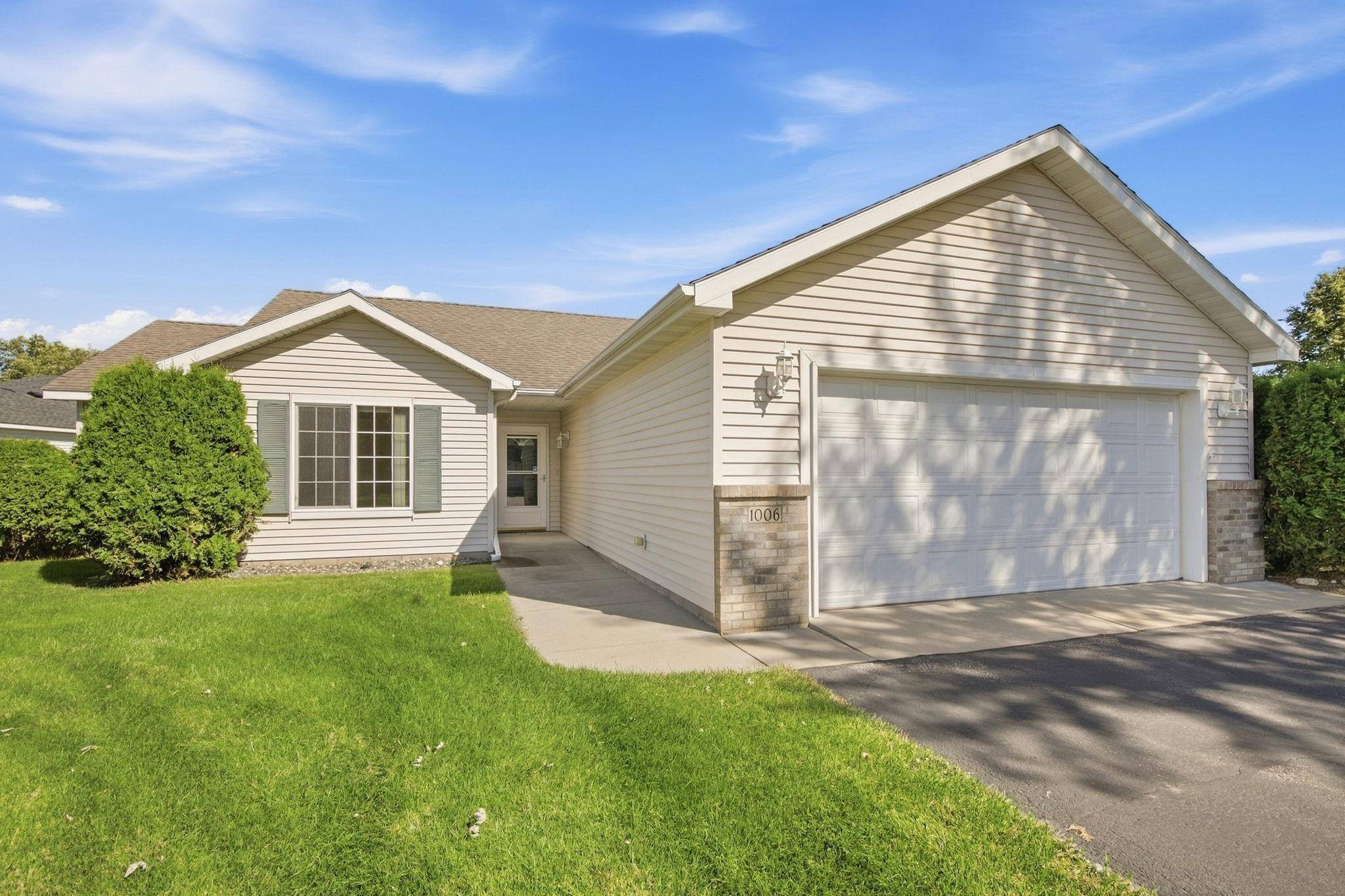 1006 Diamond Willow CIR, Waite Park, MN 56387