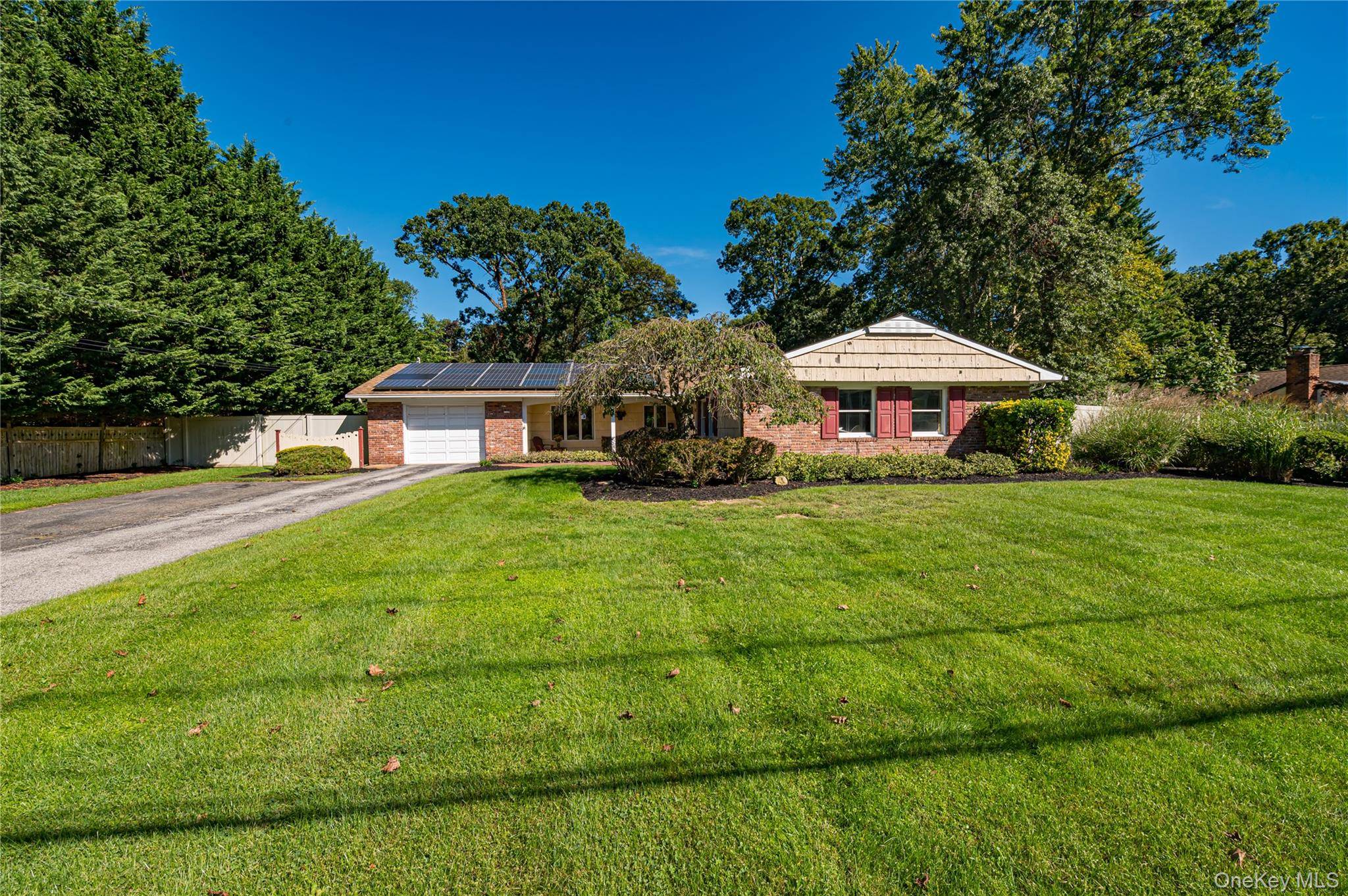 3 High Gate DR, East Setauket, NY 11733