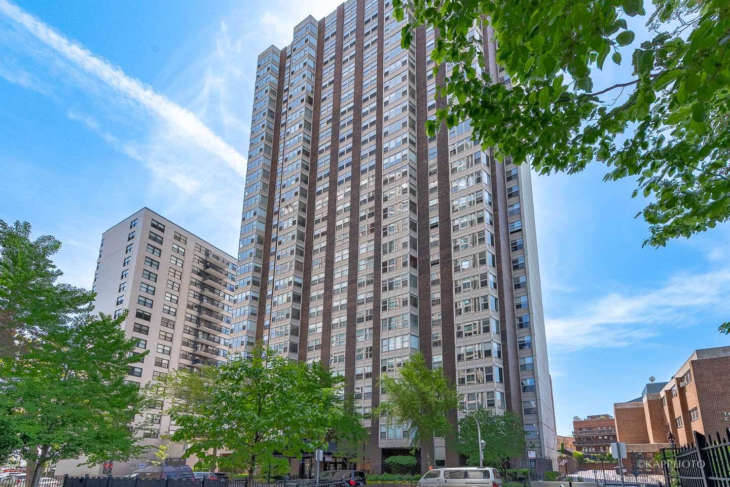 525 W Hawthorne PL #1601, Chicago, IL 60657
