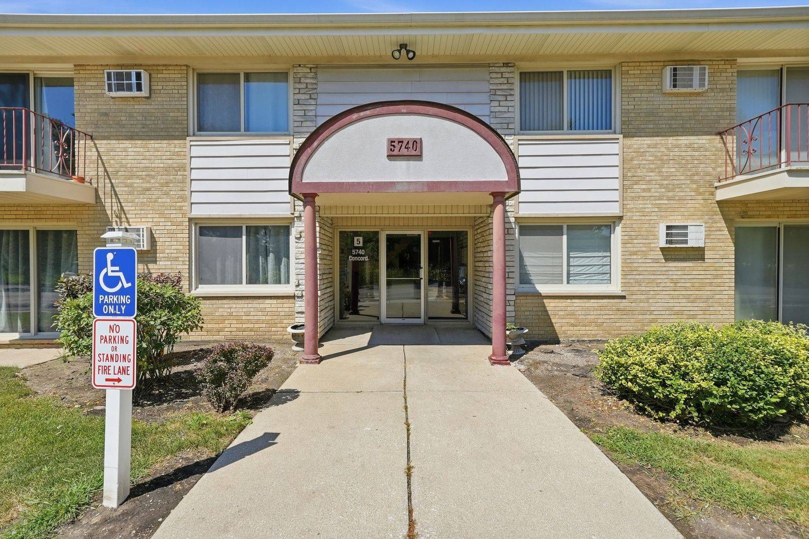 5740 Concord LN #13, Clarendon Hills, IL 60514