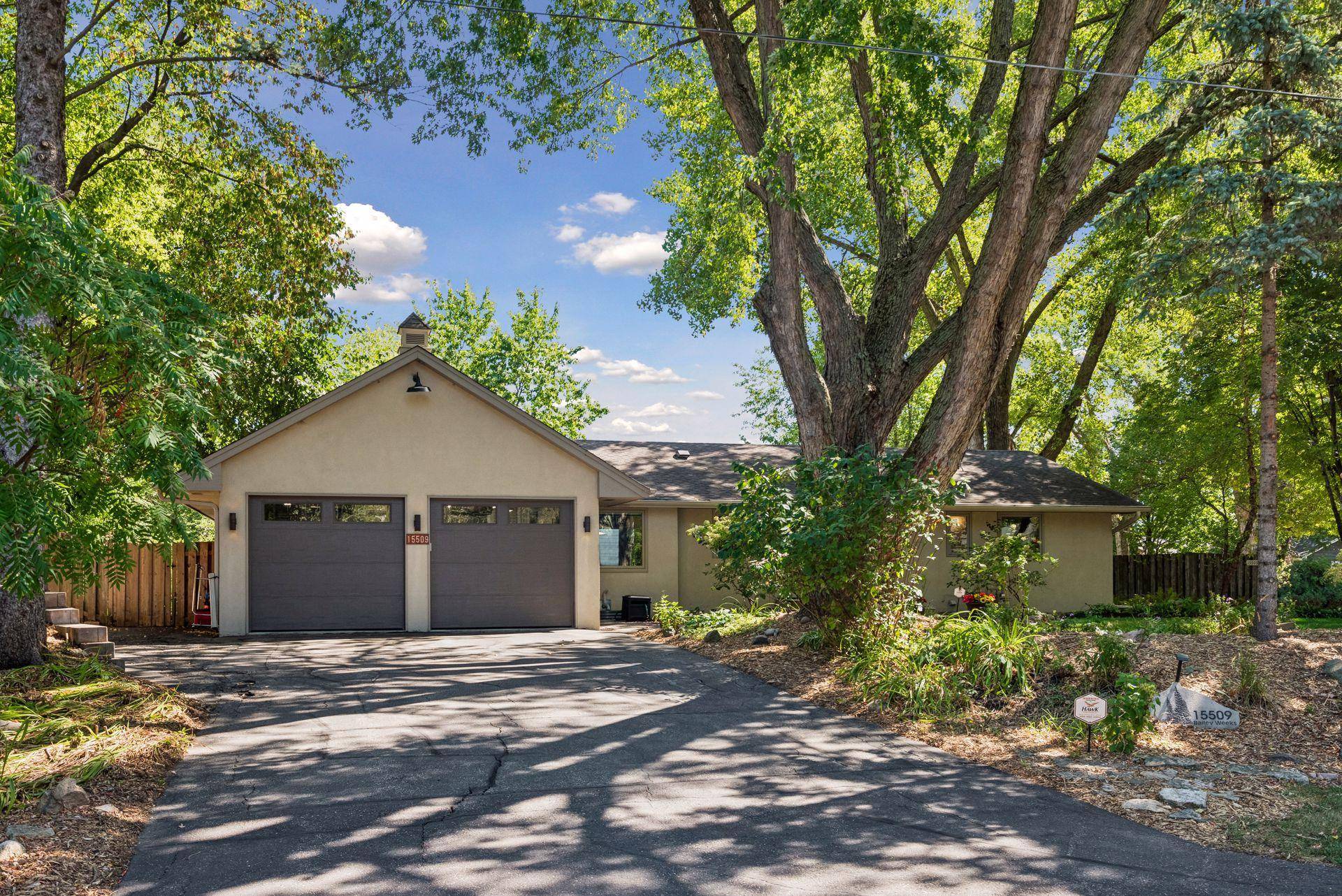 15509 Holdridge RD E, Wayzata, MN 55391