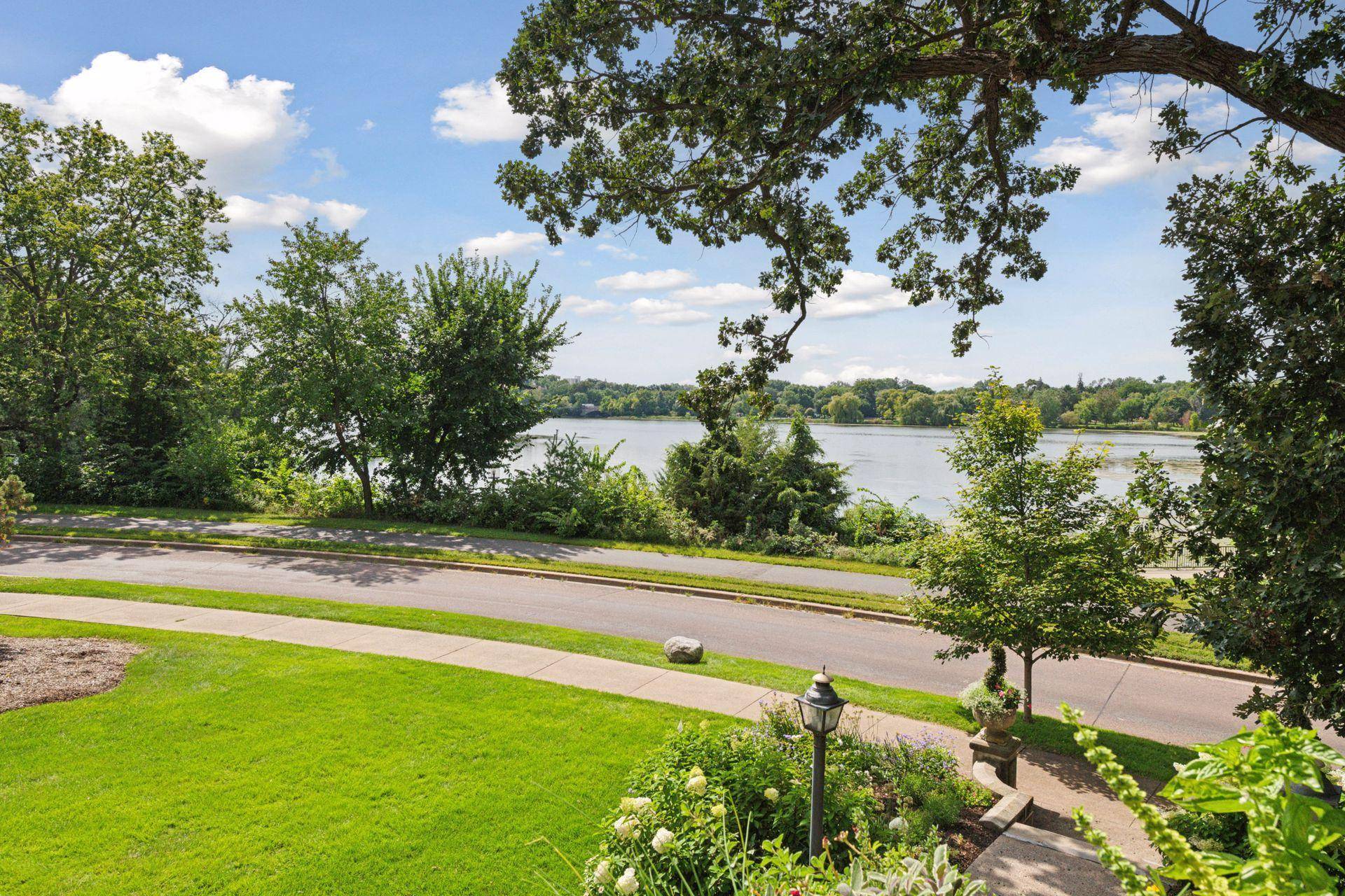 2308 W Lake Of The Isles Pkwy, Minneapolis, MN 55405