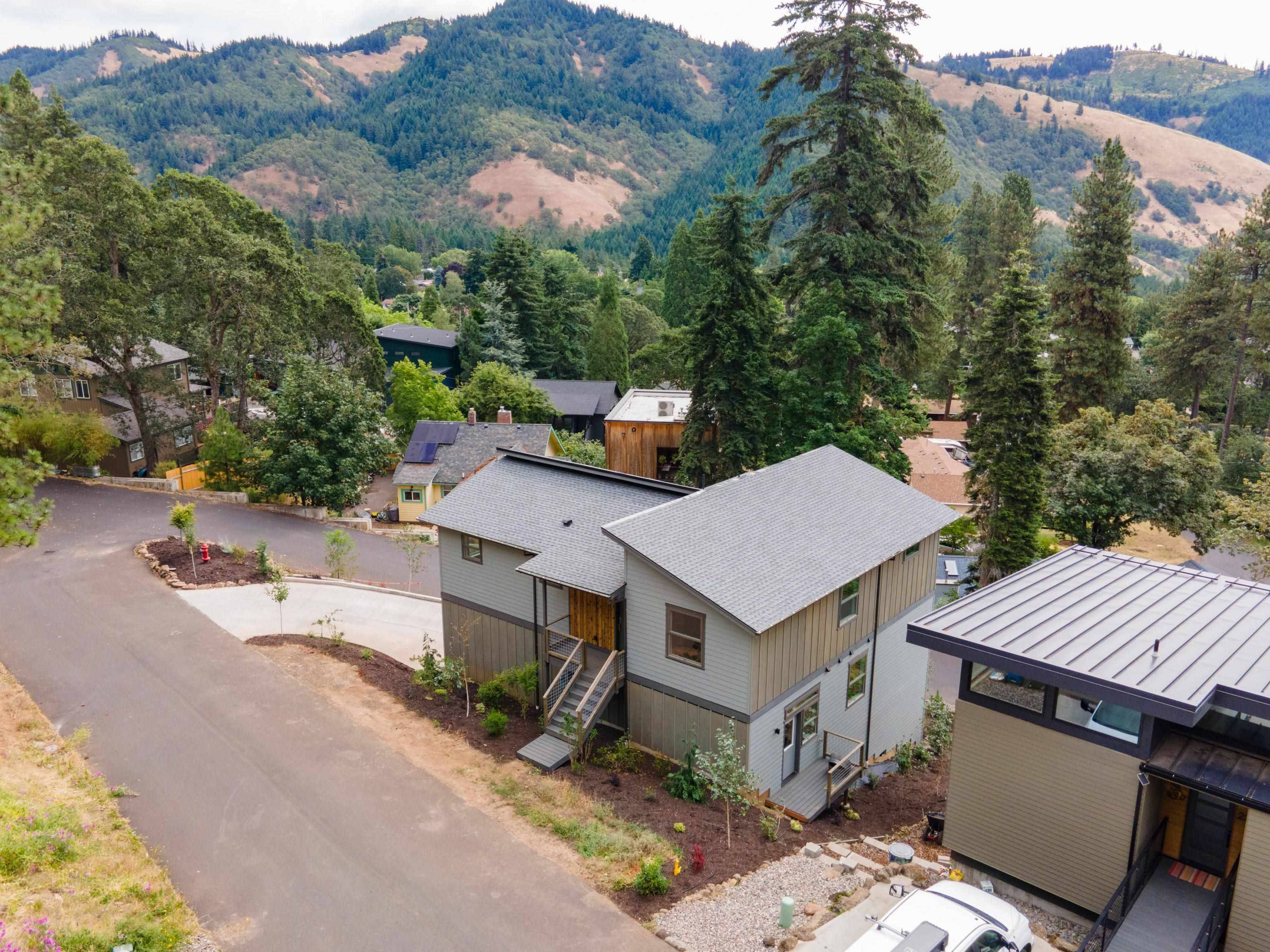 215 NW Sophie Ln, White Salmon, WA 98672