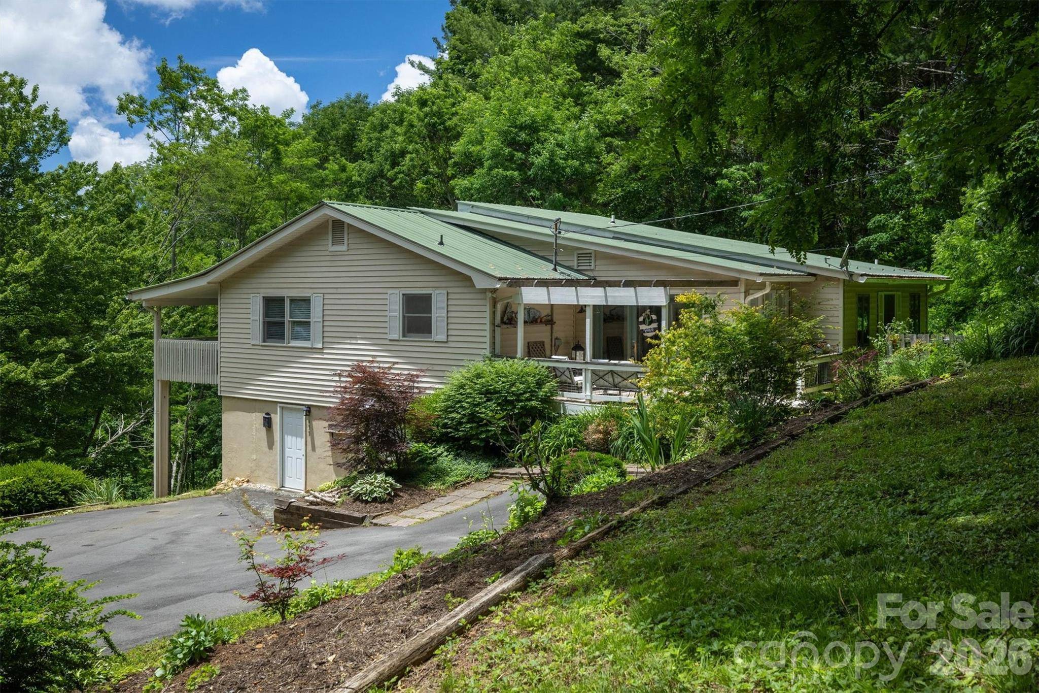 665 Will Robbins LN, Newland, NC 28657