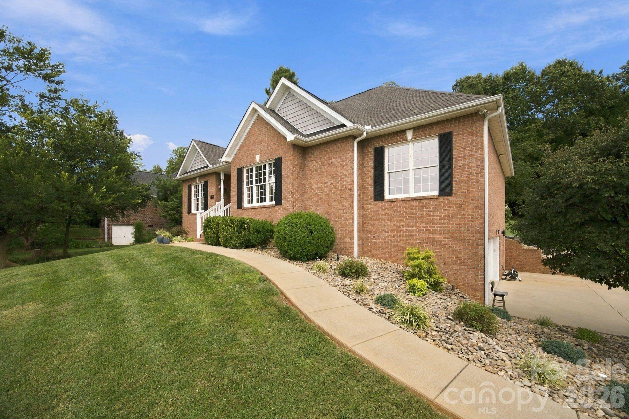 1463 Brookstone DR, Hickory, NC 28602