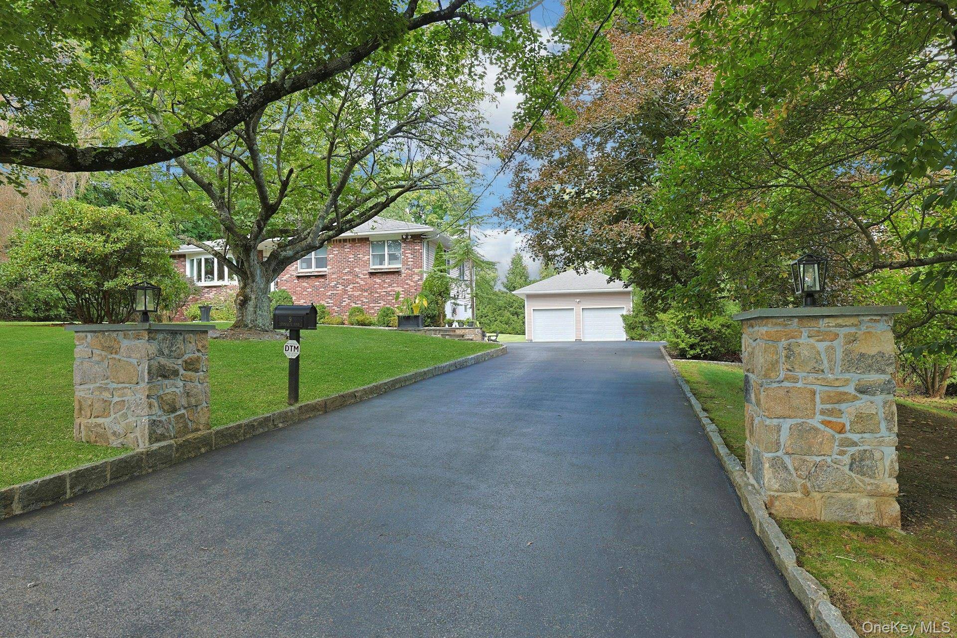 9 Stonegate RD, Valhalla, NY 10595