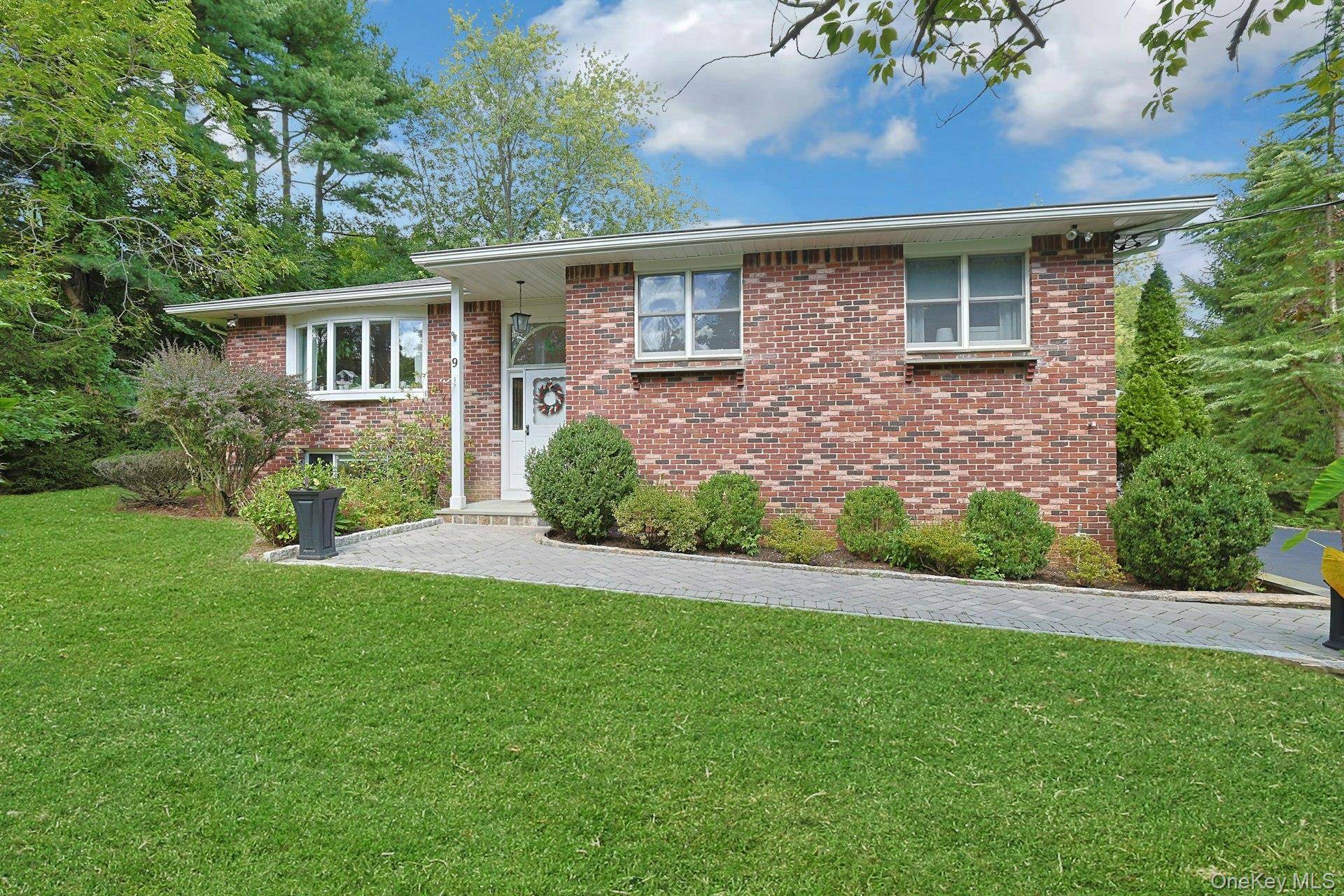 9 Stonegate RD, Valhalla, NY 10595