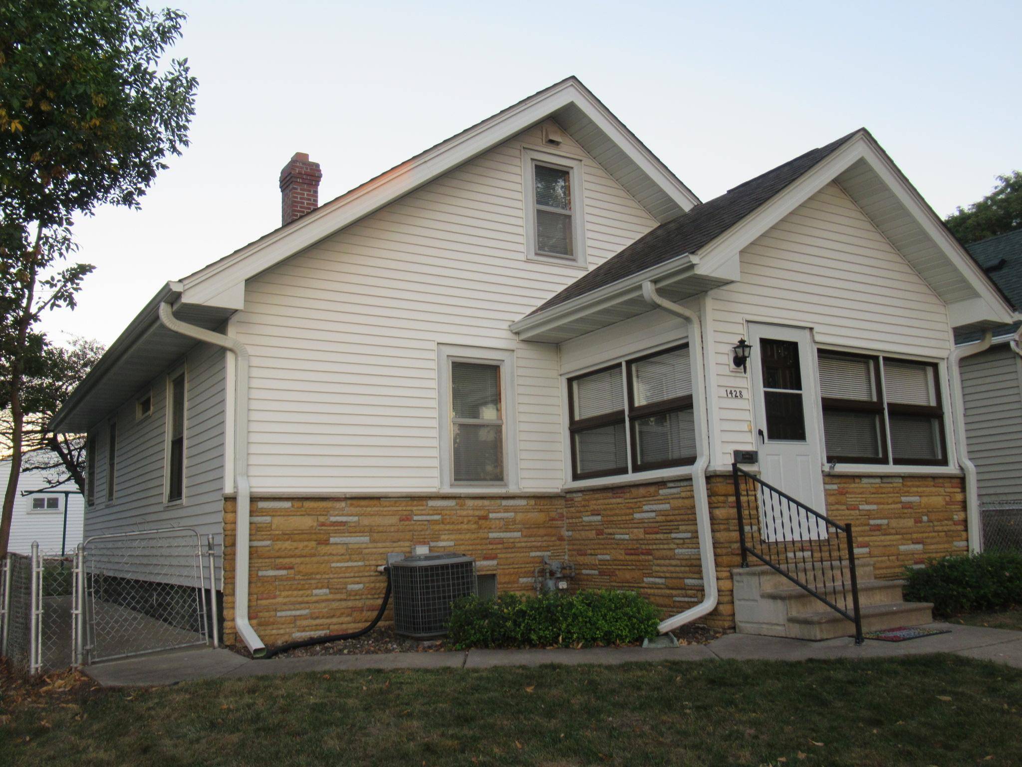 1428 Hazel ST N, Saint Paul, MN 55119