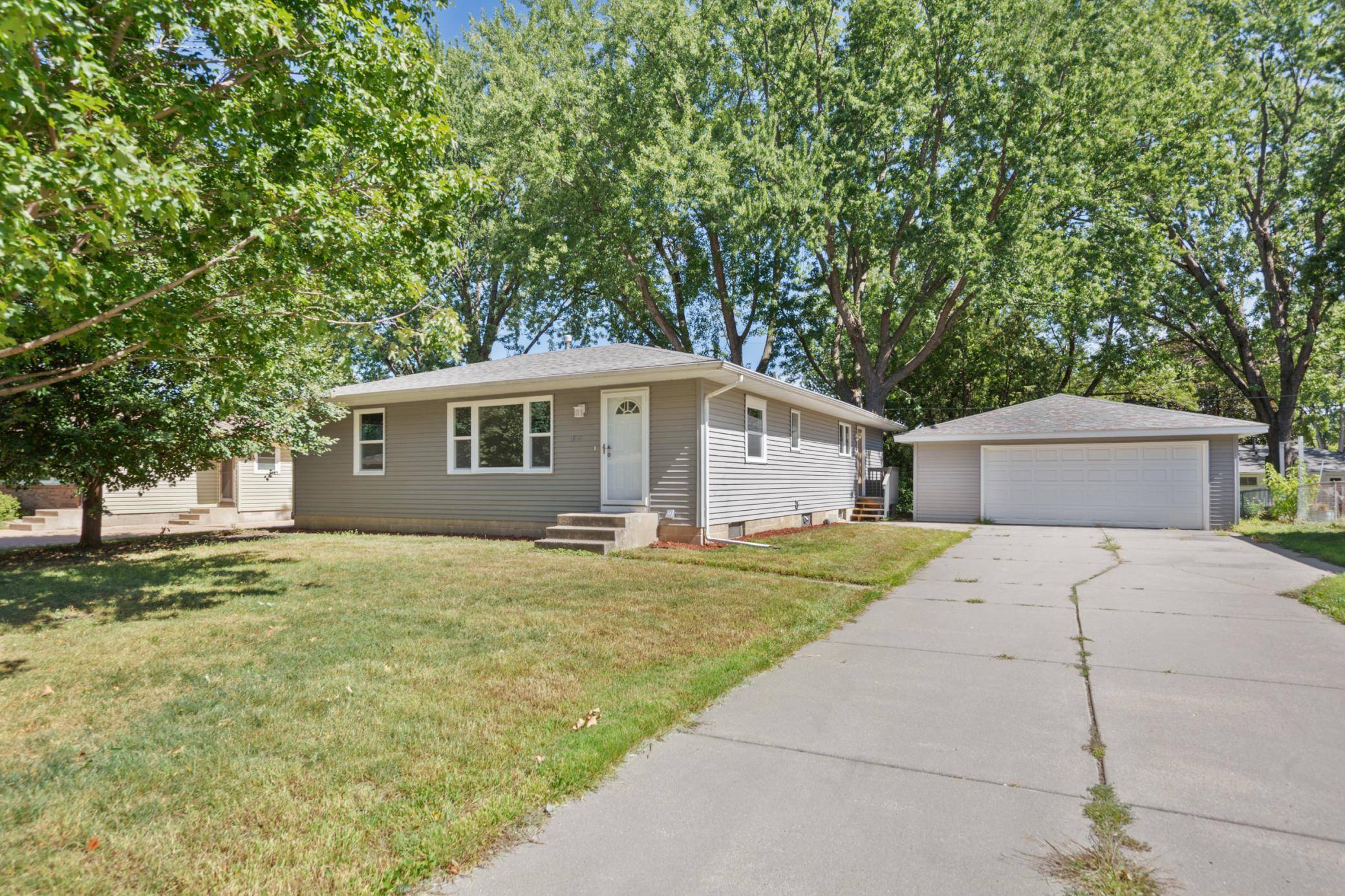 4242 Limestone DR, Eagan, MN 55122