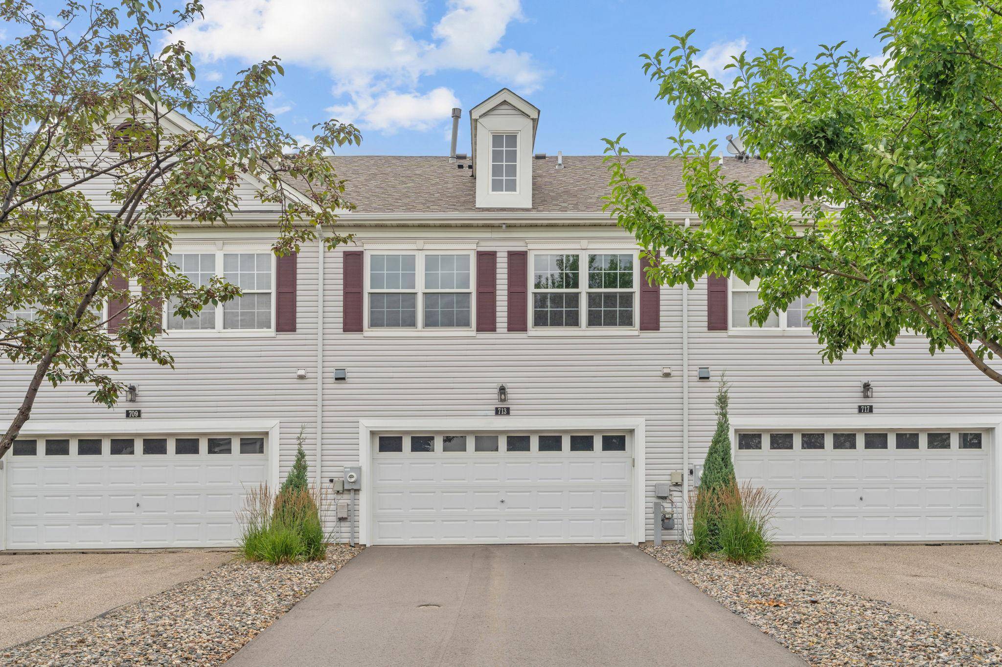 713 Cobblestone WAY, Shakopee, MN 55379