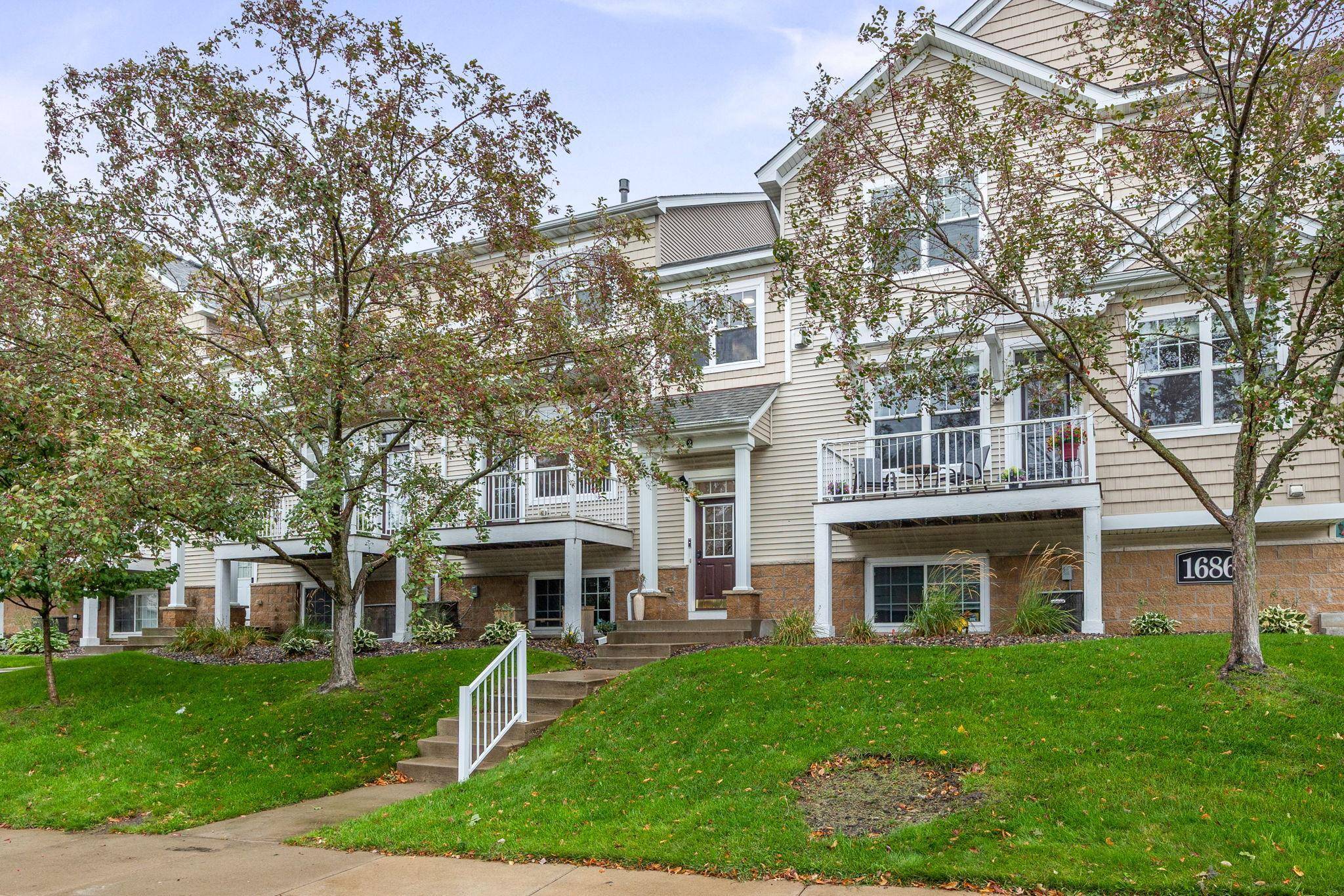 1686 Village TRL E #2, Maplewood, MN 55109