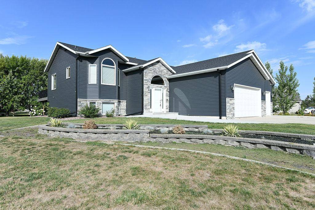 8018 Aquarius DR, Fargo, ND 58104