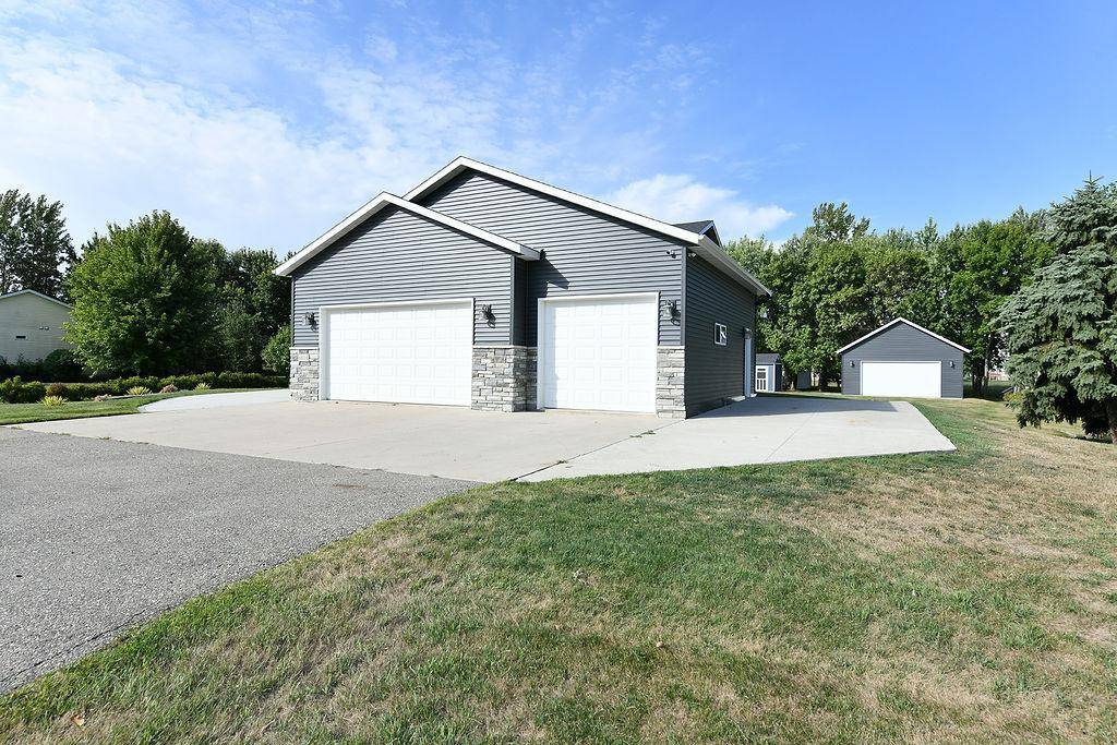 8018 Aquarius DR, Fargo, ND 58104