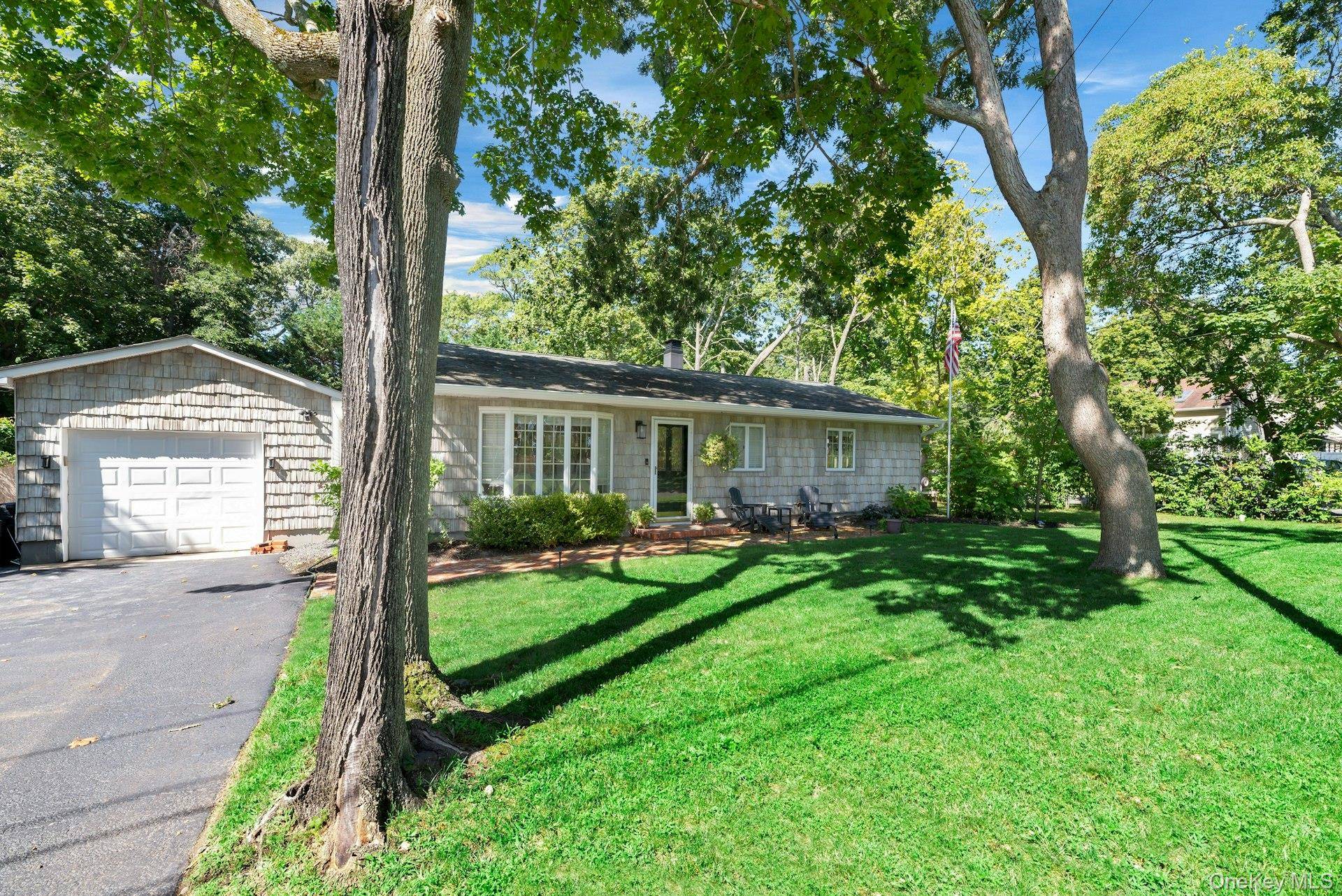 58 Reeves RD, Center Moriches, NY 11934