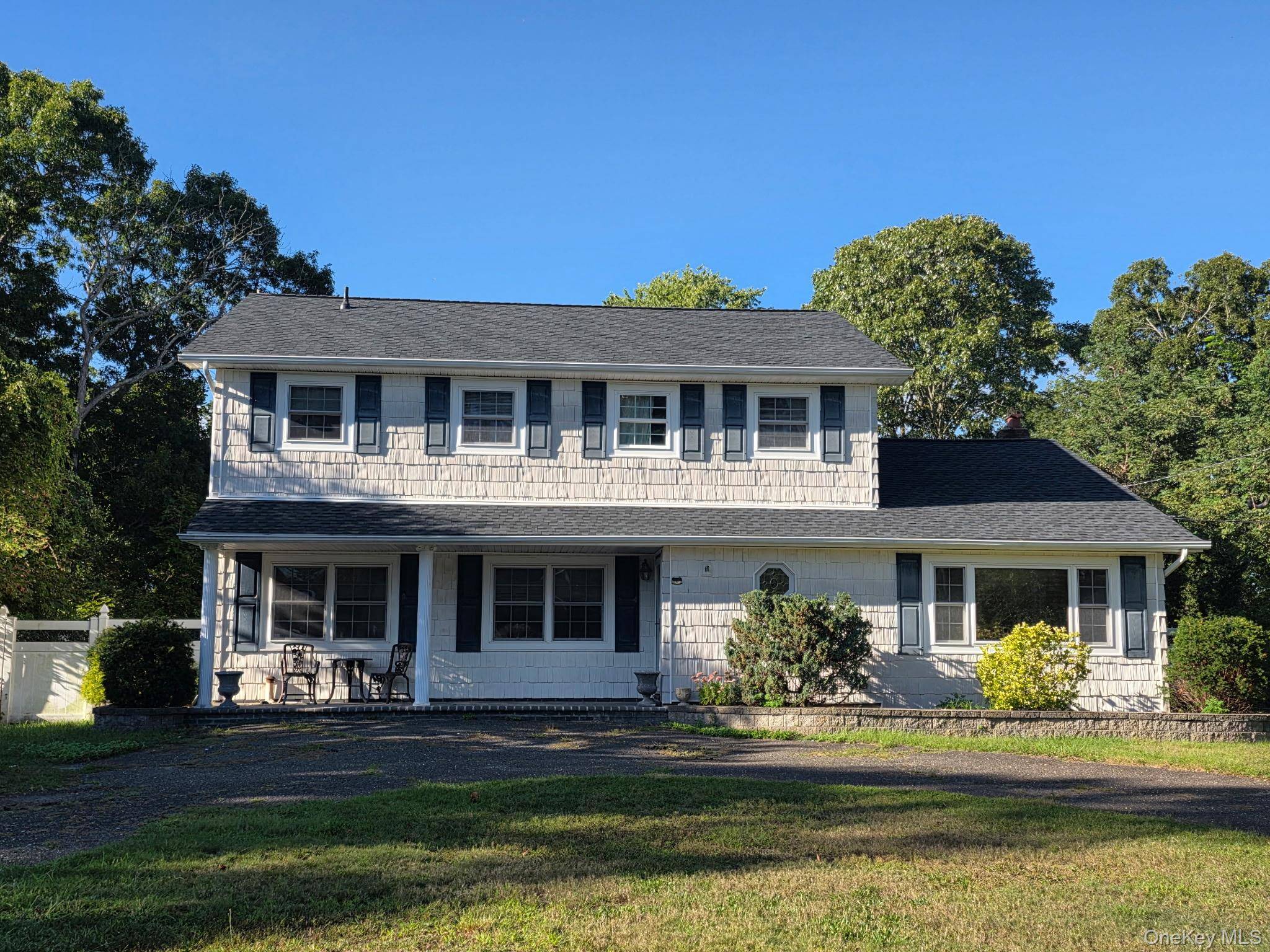 343 Mohawk PL, Holbrook, NY 11741