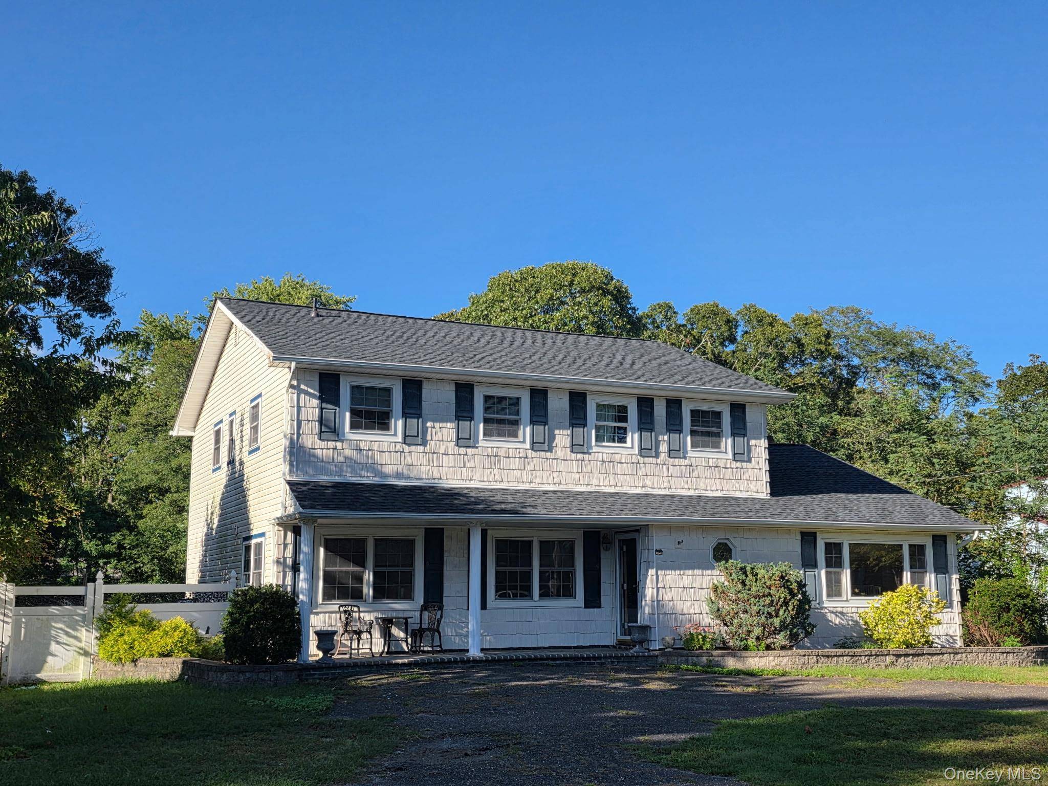 343 Mohawk PL, Holbrook, NY 11741