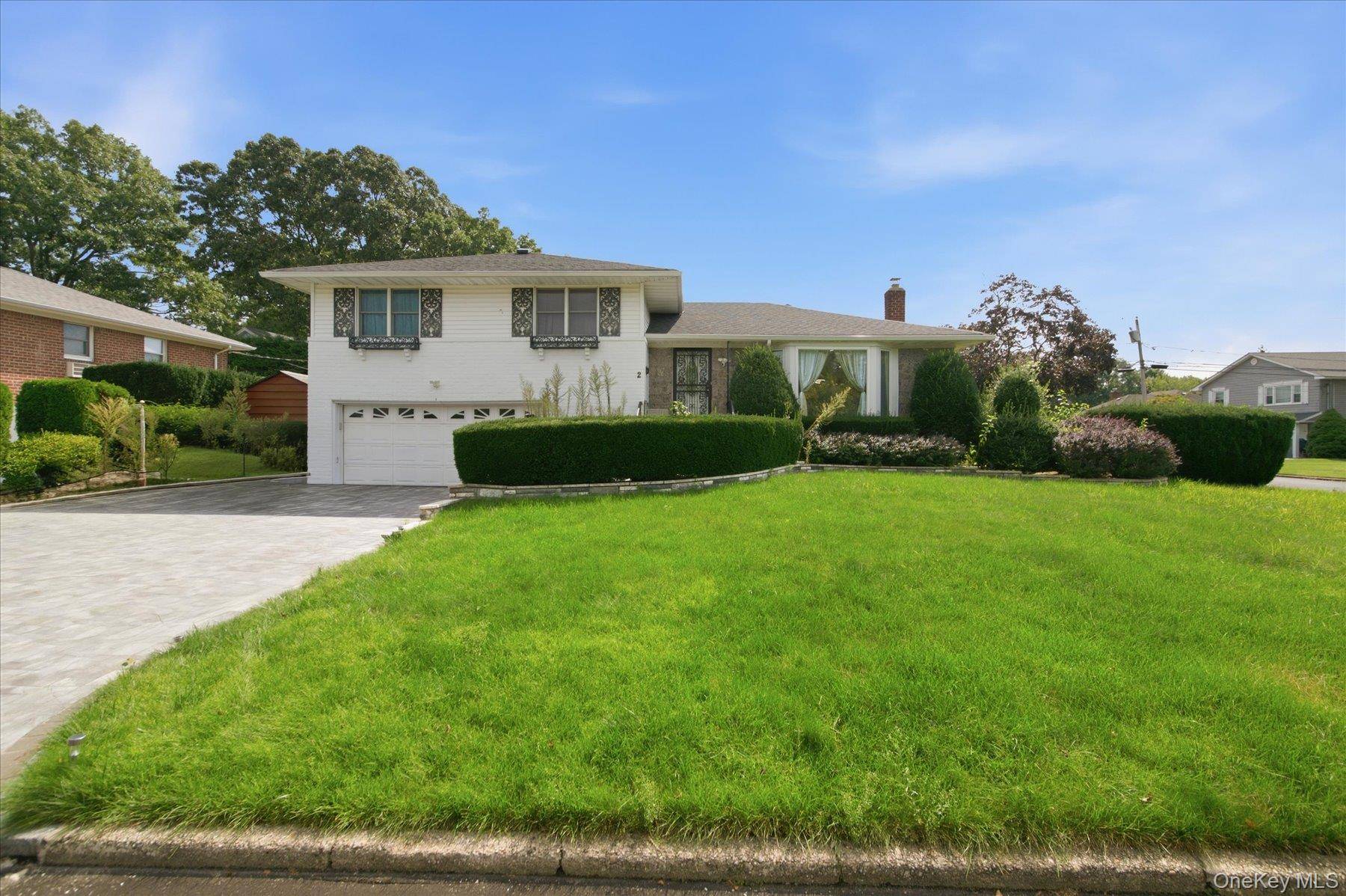 2 Goldfield ST, Melville, NY 11747