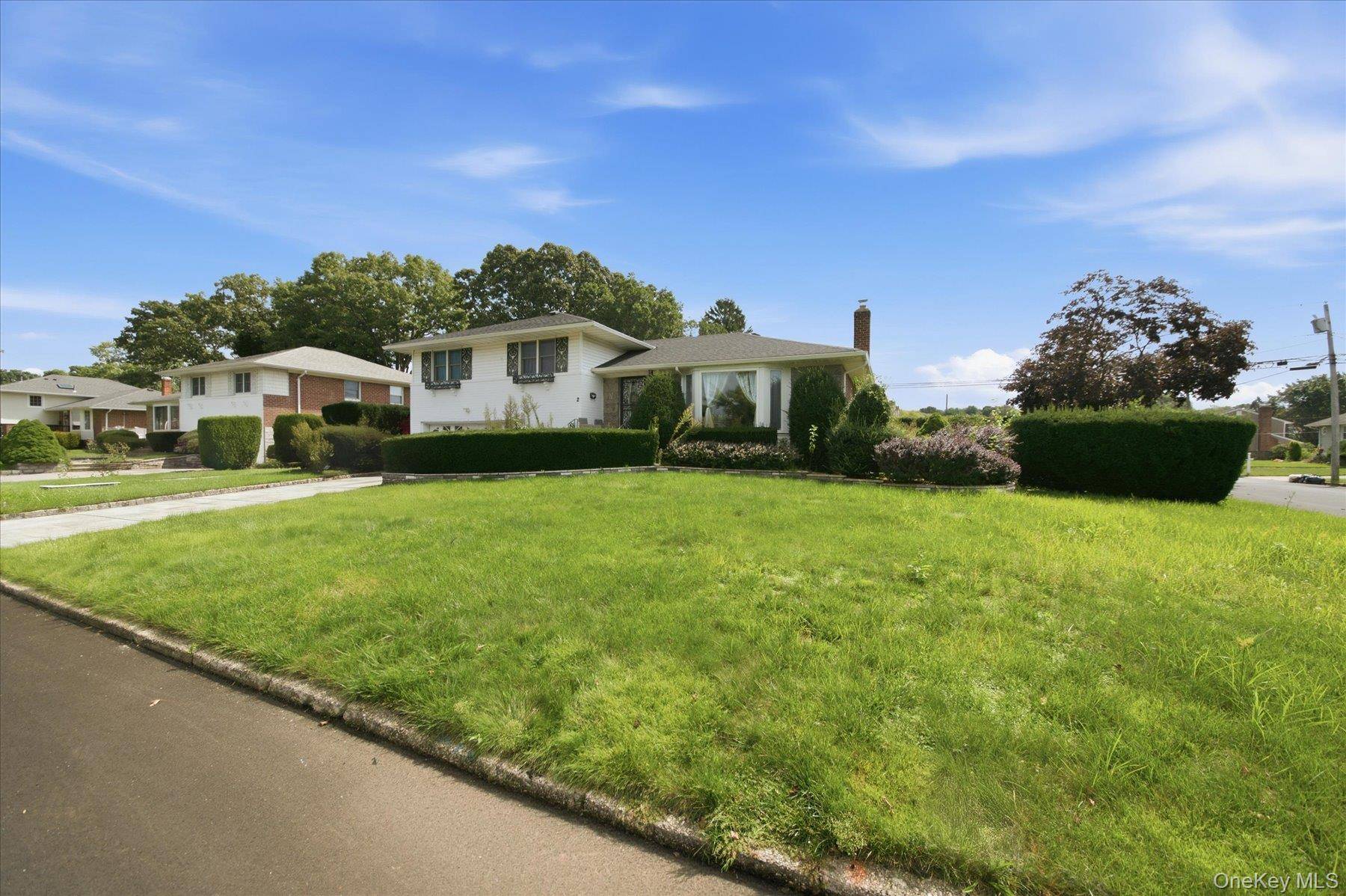 2 Goldfield ST, Melville, NY 11747